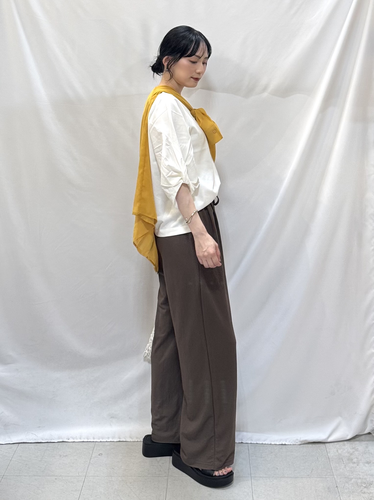 𝐇𝐢𝐫𝐨𝐦𝐢さんの「SHOO･LA･RUE｜【洗濯機可】ダブルポケット 楊柳しぼしぼシアーシャツ」を使ったコーディネート
