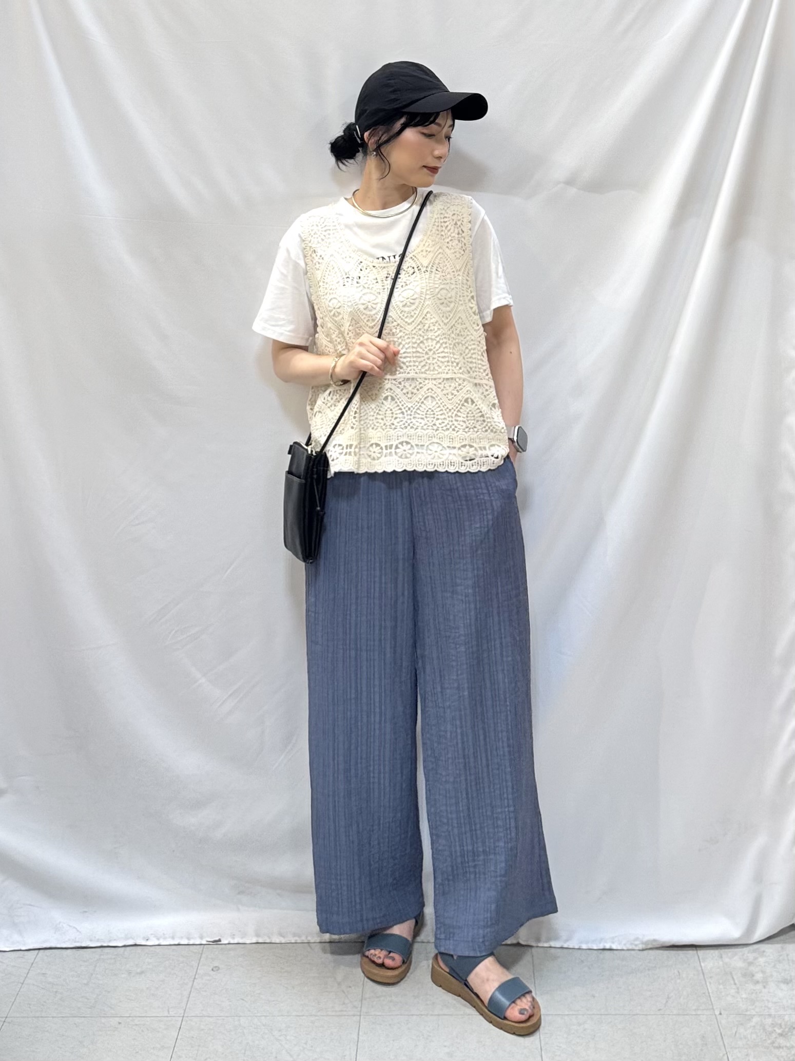 𝐇𝐢𝐫𝐨𝐦𝐢さんの「SHOO･LA･RUE｜【2点セット/体型カバー】瞬間レイヤードコーデが完成 クロシェ編みベスト+ロゴT」を使ったコーディネート