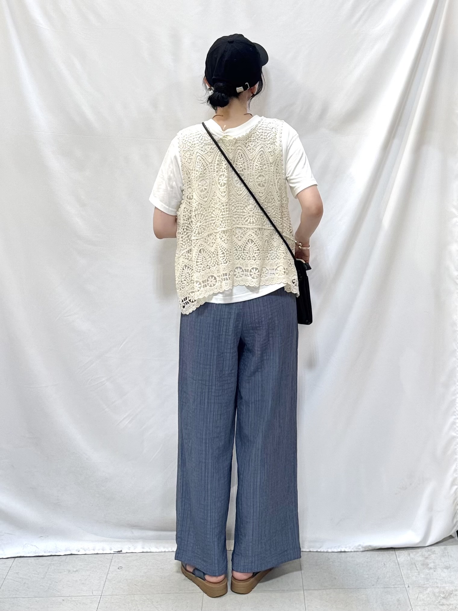 𝐇𝐢𝐫𝐨𝐦𝐢さんの「SHOO･LA･RUE｜【2点セット/体型カバー】瞬間レイヤードコーデが完成 クロシェ編みベスト+ロゴT」を使ったコーディネート