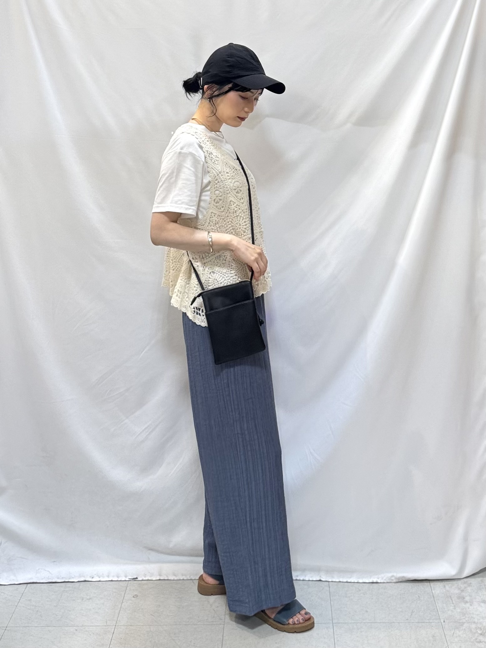 𝐇𝐢𝐫𝐨𝐦𝐢さんの「SHOO･LA･RUE｜【2点セット/体型カバー】瞬間レイヤードコーデが完成 クロシェ編みベスト+ロゴT」を使ったコーディネート
