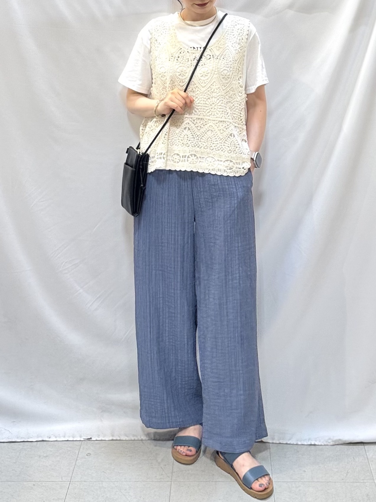 𝐇𝐢𝐫𝐨𝐦𝐢さんの「SHOO･LA･RUE｜【2点セット/体型カバー】瞬間レイヤードコーデが完成 クロシェ編みベスト+ロゴT」を使ったコーディネート