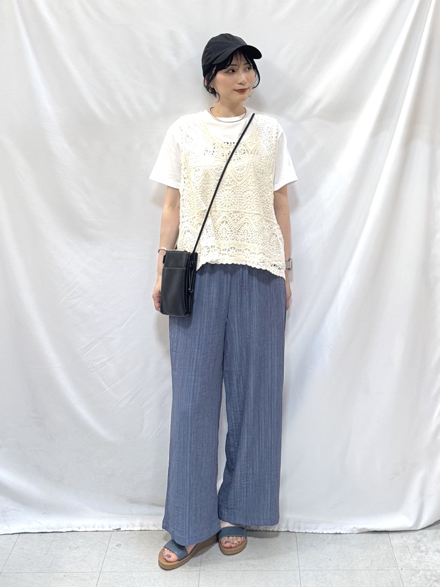 𝐇𝐢𝐫𝐨𝐦𝐢さんの「SHOO･LA･RUE｜【2点セット/体型カバー】瞬間レイヤードコーデが完成 クロシェ編みベスト+ロゴT」を使ったコーディネート