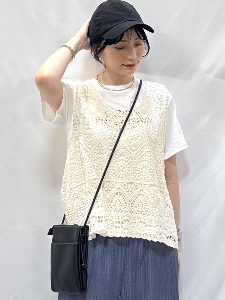 𝐇𝐢𝐫𝐨𝐦𝐢さんの「SHOO･LA･RUE｜【2点セット/体型カバー】瞬間レイヤードコーデが完成 クロシェ編みベスト+ロゴT」を使ったコーディネート