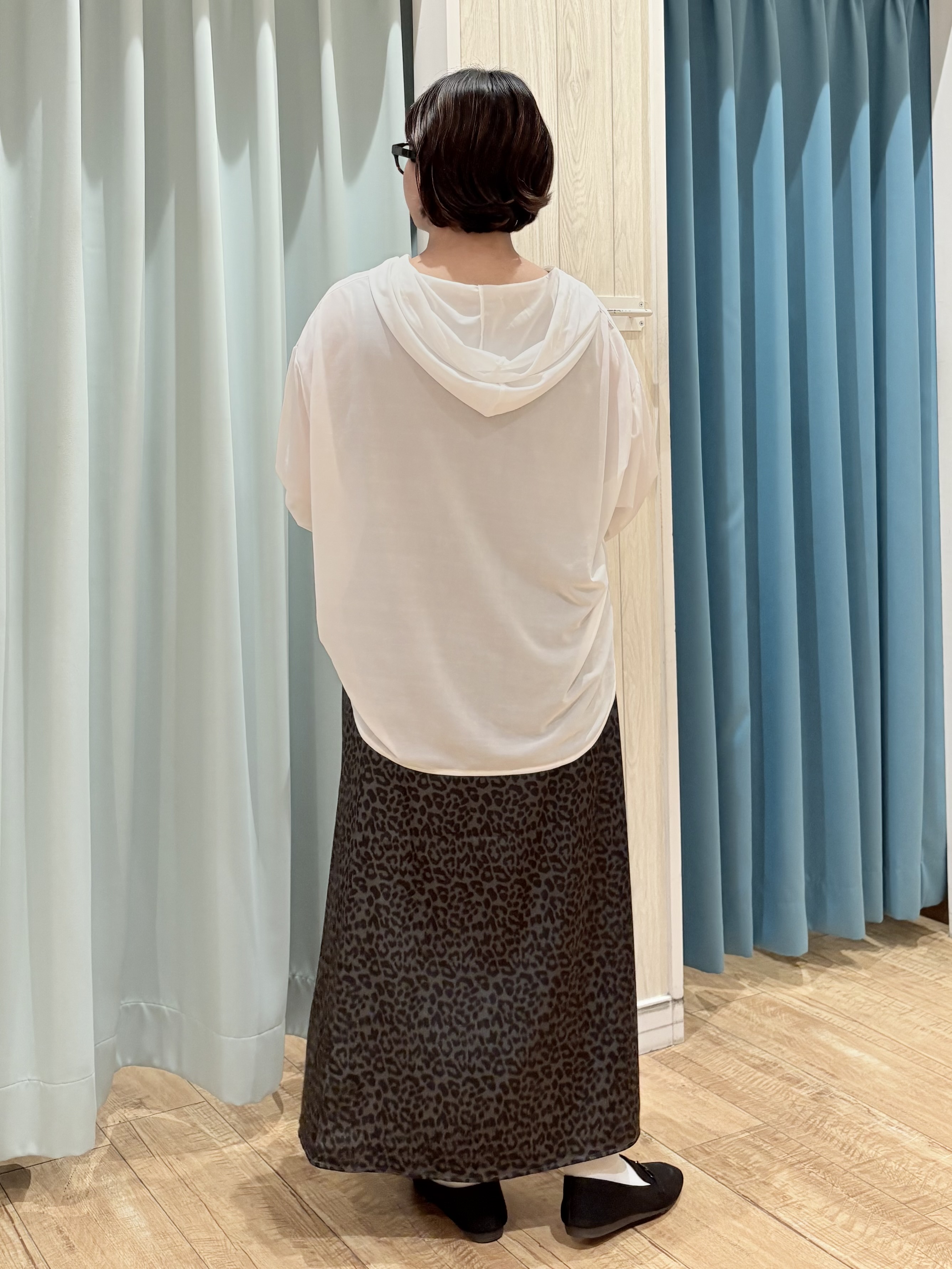 砂糖さんの「SHOO･LA･RUE｜【洗濯機可/体型カバー】程よい透け感の ゆるシア―シャツパーカ」を使ったコーディネート
