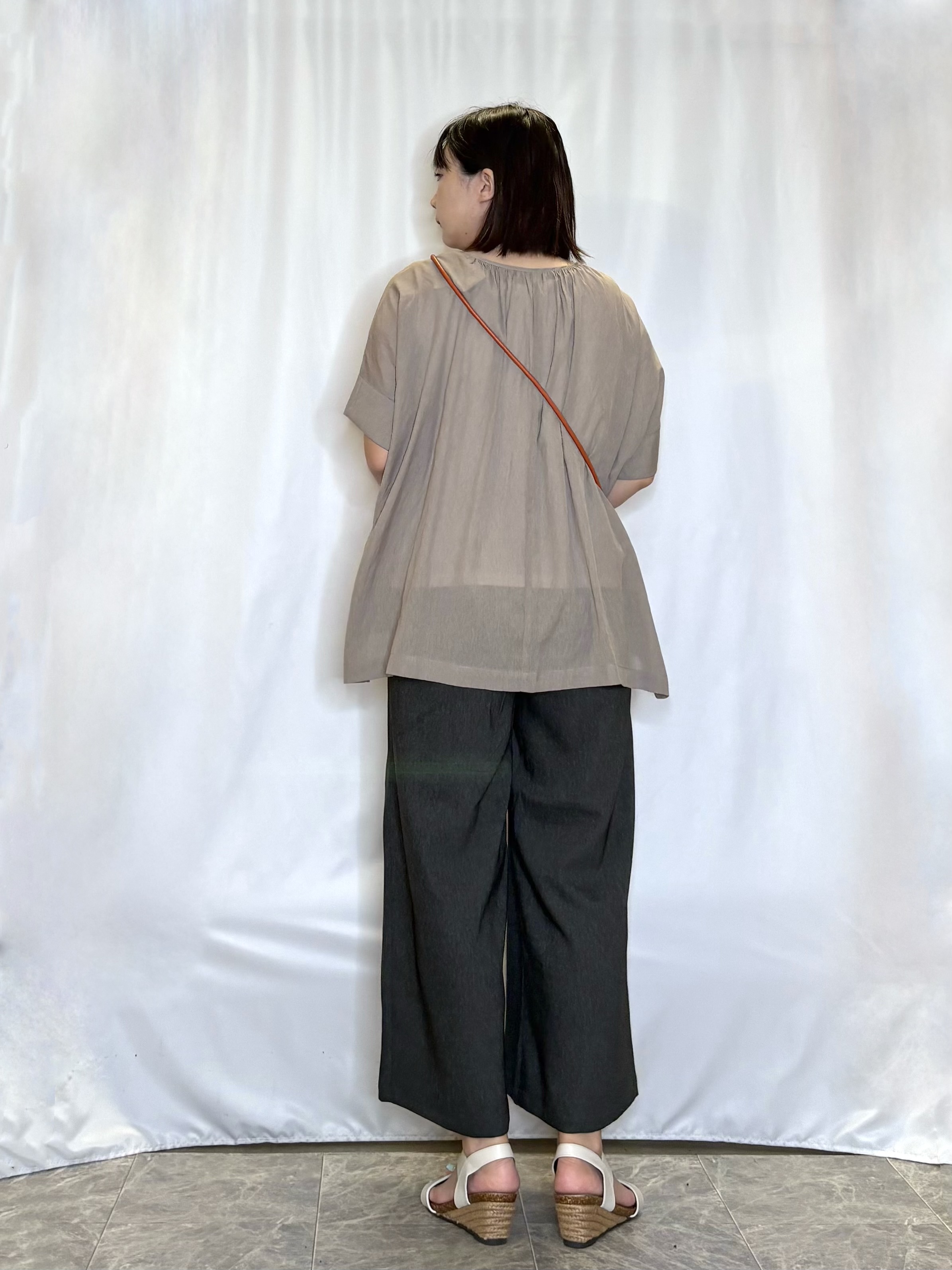 ネリさんの「SHOO･LA･RUE｜【2点セット/洗濯機可】大人の抜け感 インせず決まるリボン付きブラウス＆タンクトップ」を使ったコーディネート
