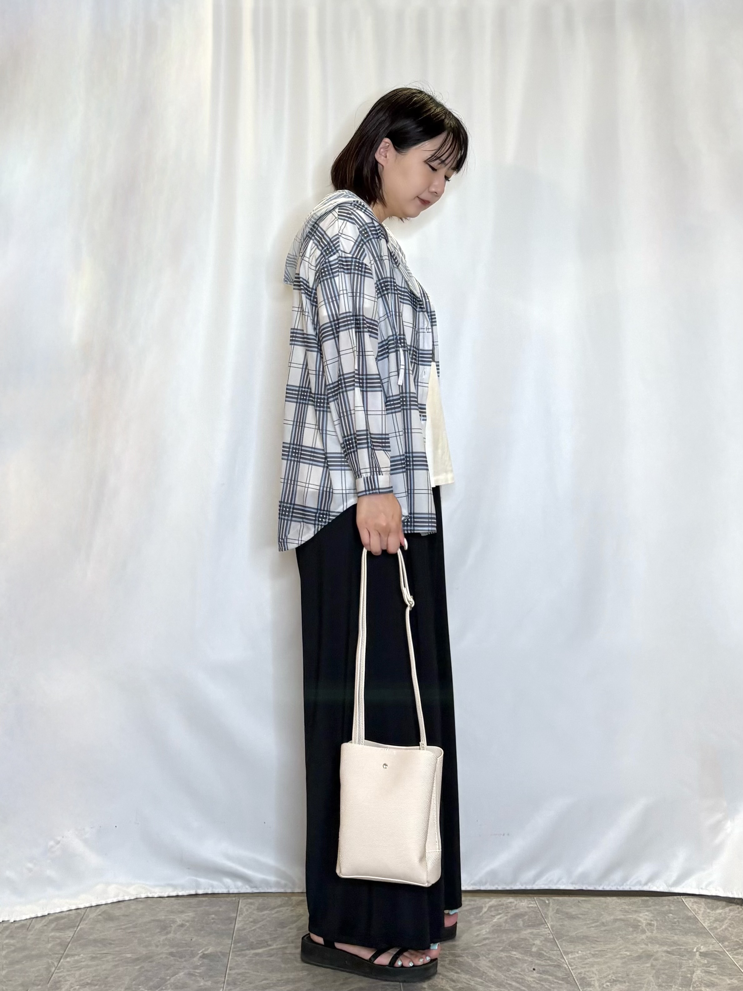 ネリさんの「SHOO･LA･RUE｜【洗濯機可/体型カバー】程よい透け感の ゆるシア―シャツパーカ」を使ったコーディネート