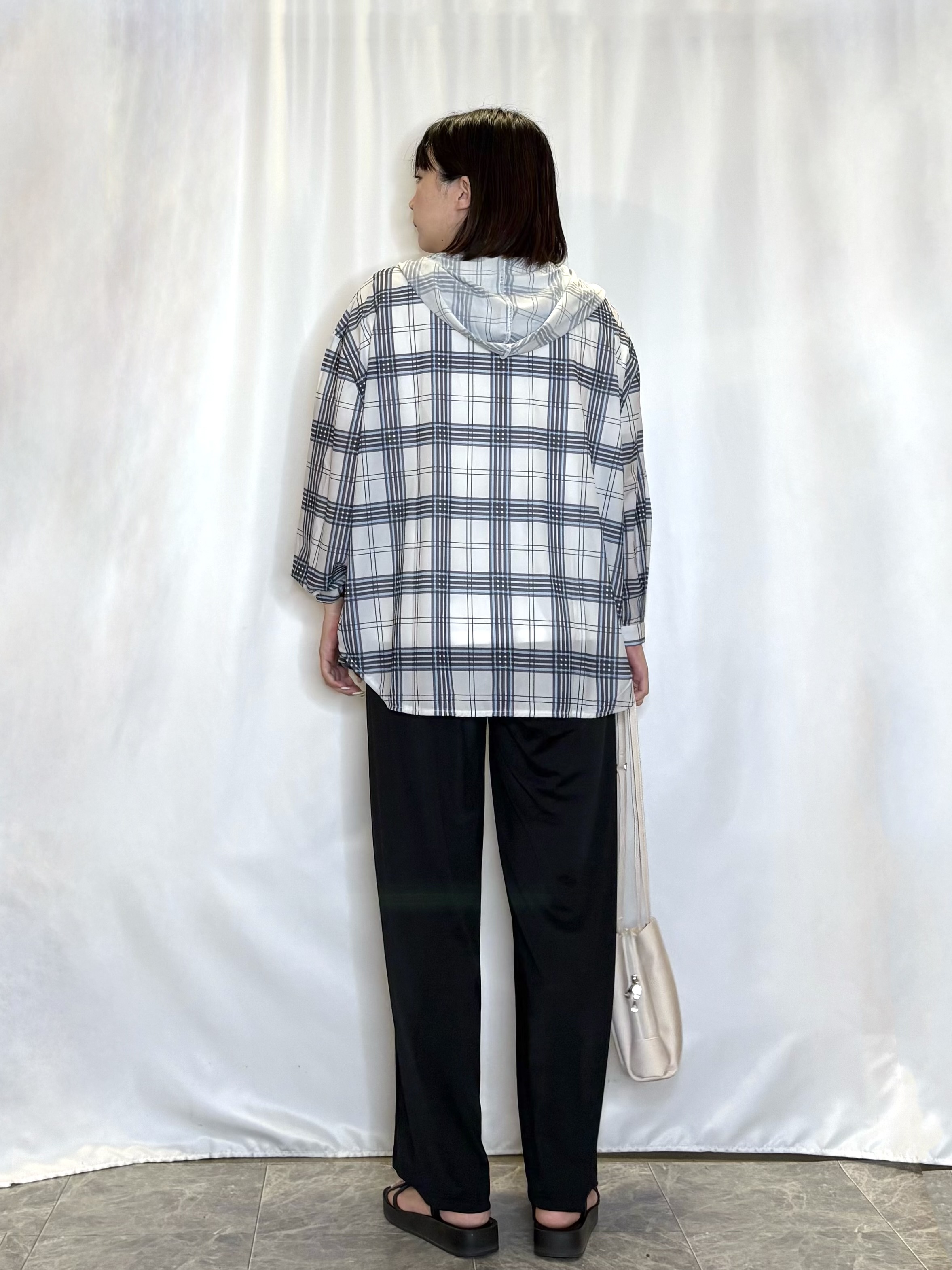ネリさんの「SHOO･LA･RUE｜【洗濯機可/体型カバー】程よい透け感の ゆるシア―シャツパーカ」を使ったコーディネート