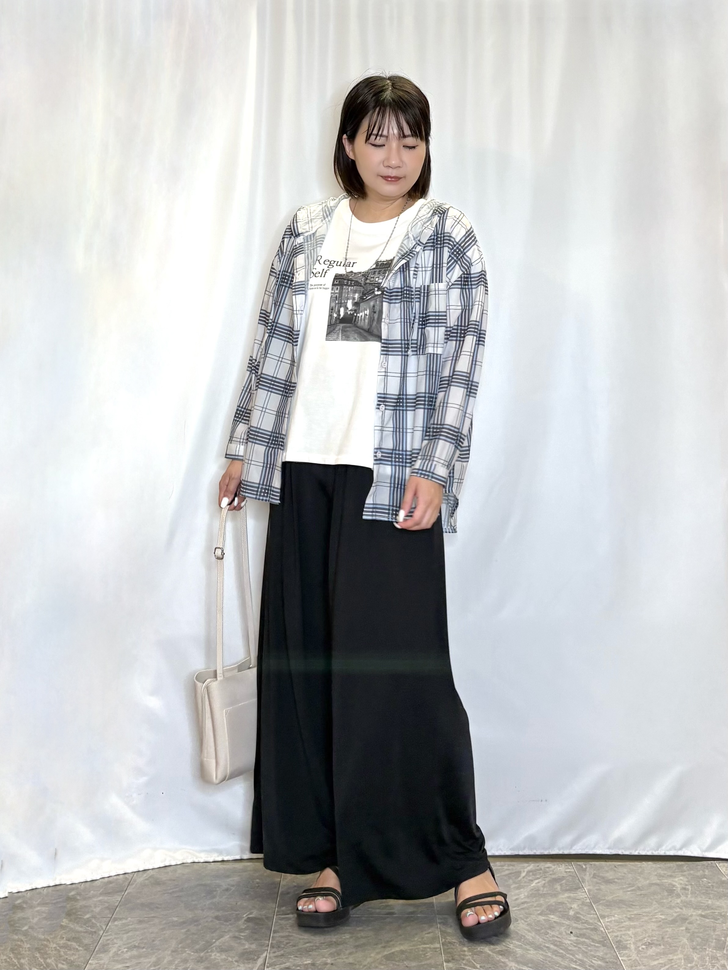 ネリさんの「SHOO･LA･RUE｜【洗濯機可/体型カバー】程よい透け感の ゆるシア―シャツパーカ」を使ったコーディネート
