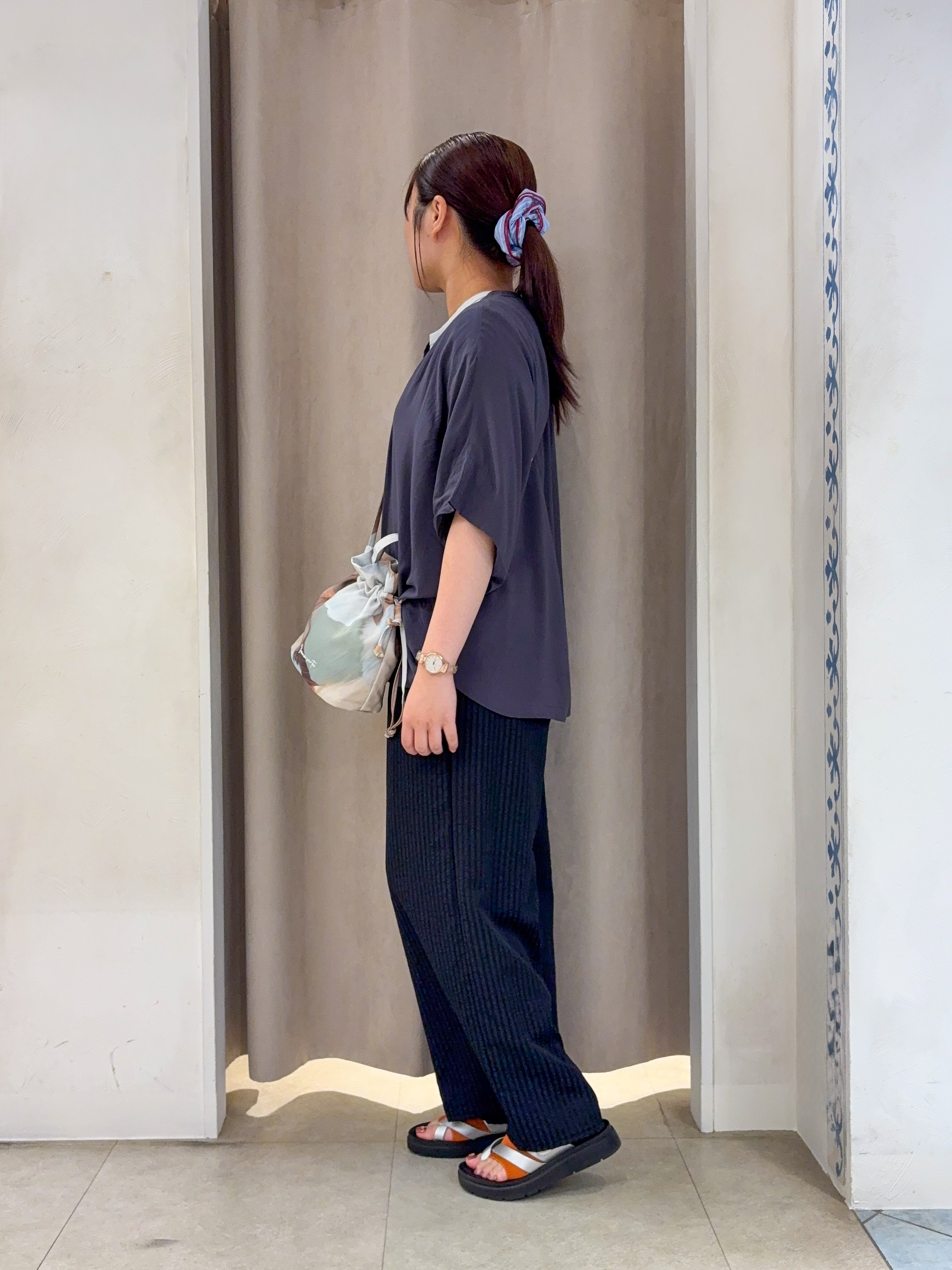 SO(R)Aさんの「SHOO･LA･RUE｜【洗濯機可/体型カバー】二の腕隠れる ゆるっとドルマンバンドカラーシャツ」を使ったコーディネート