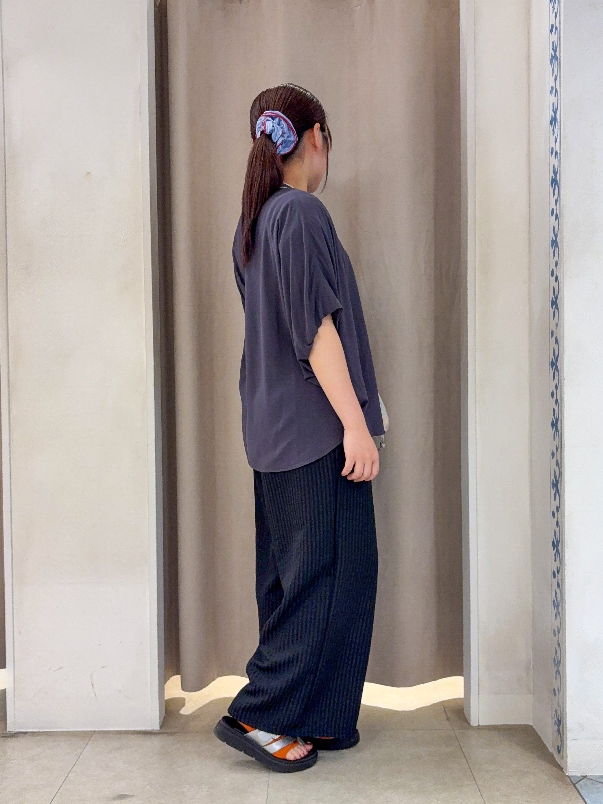 SO(R)Aさんの「SHOO･LA･RUE｜【洗濯機可/体型カバー】二の腕隠れる ゆるっとドルマンバンドカラーシャツ」を使ったコーディネート