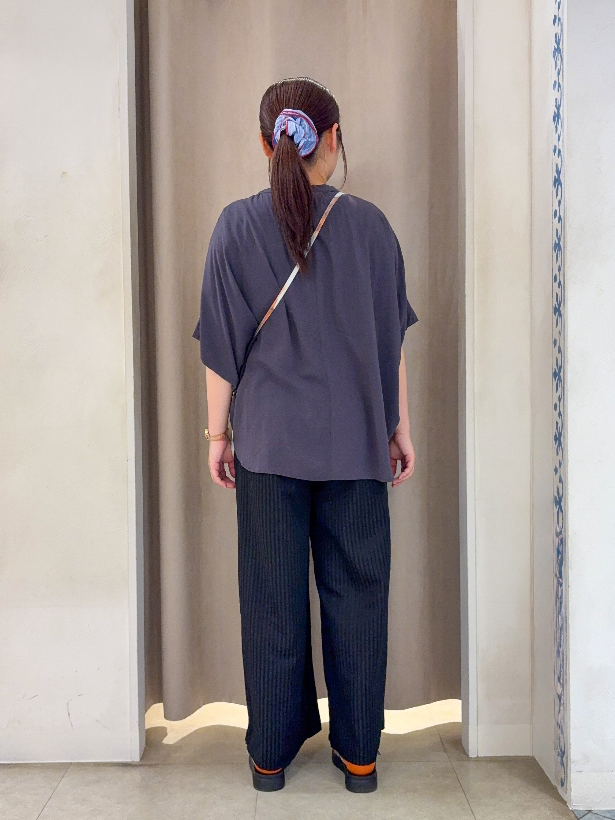 SO(R)Aさんの「SHOO･LA･RUE｜【洗濯機可/体型カバー】二の腕隠れる ゆるっとドルマンバンドカラーシャツ」を使ったコーディネート