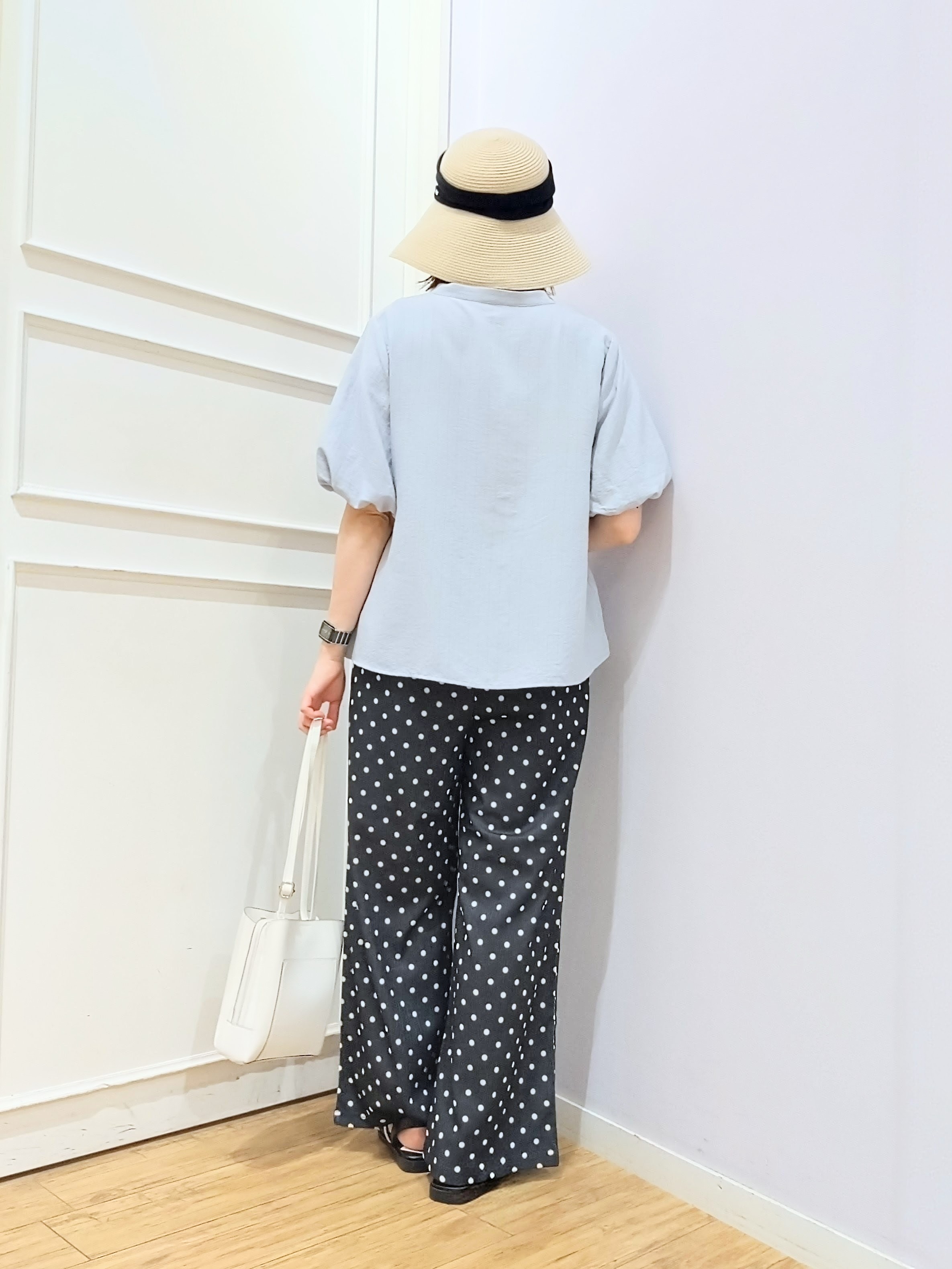 miomioさんの「SHOO･LA･RUE｜【洗濯機可】バルーンスリーブで二の腕カバー キーネック5分袖ブラウス」を使ったコーディネート