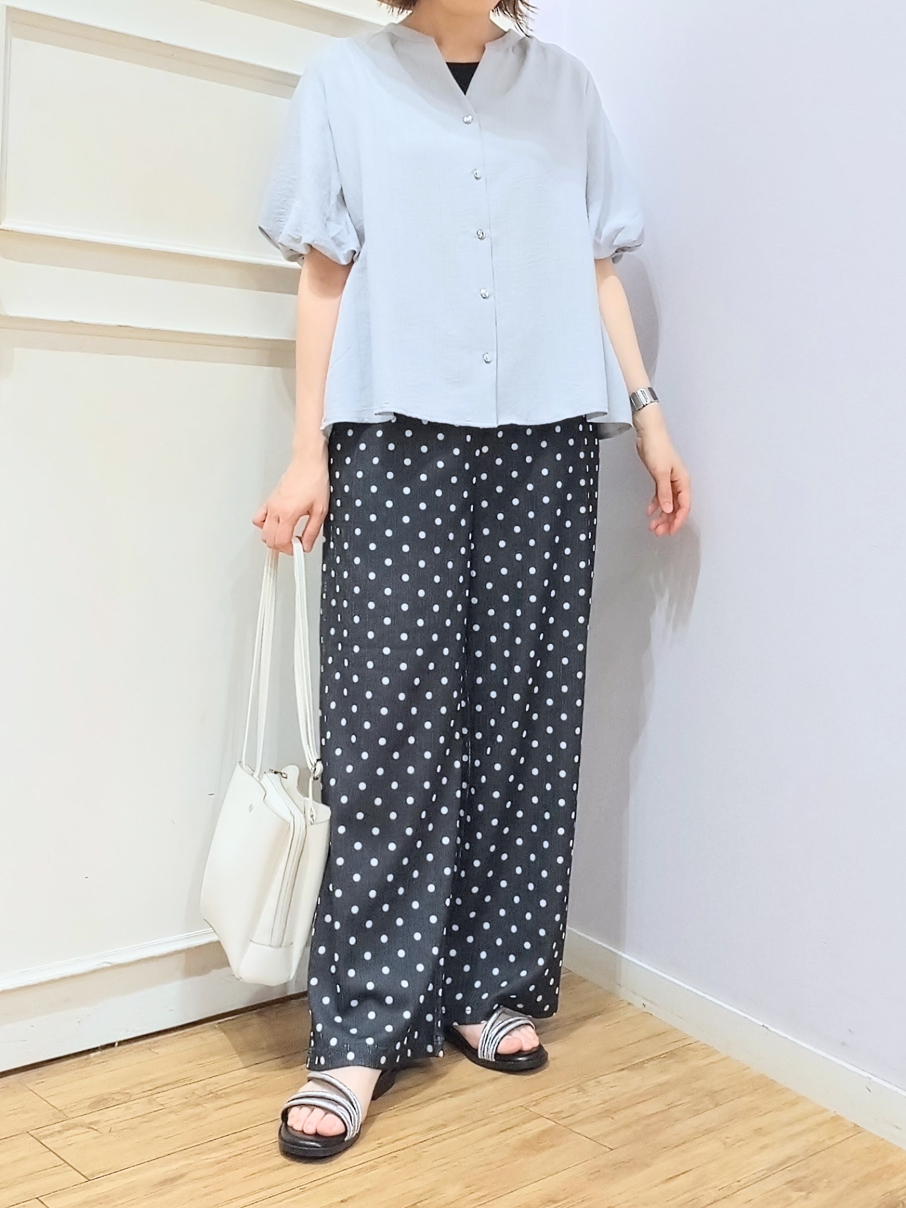 miomioさんの「SHOO･LA･RUE｜【洗濯機可】バルーンスリーブで二の腕カバー キーネック5分袖ブラウス」を使ったコーディネート