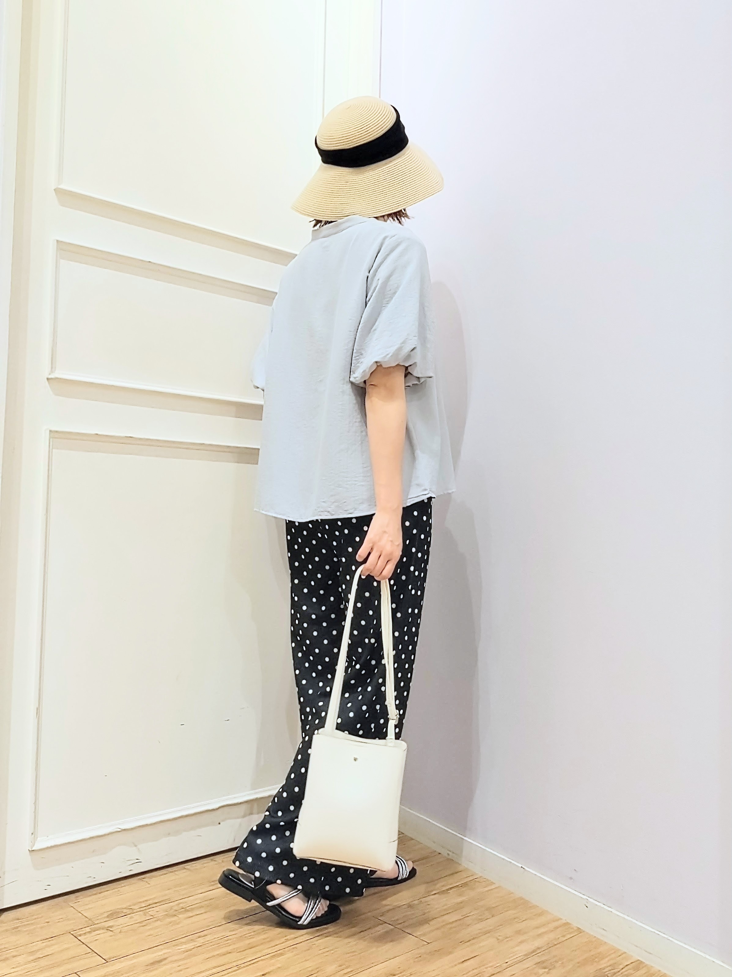 miomioさんの「SHOO･LA･RUE｜【洗濯機可】バルーンスリーブで二の腕カバー キーネック5分袖ブラウス」を使ったコーディネート