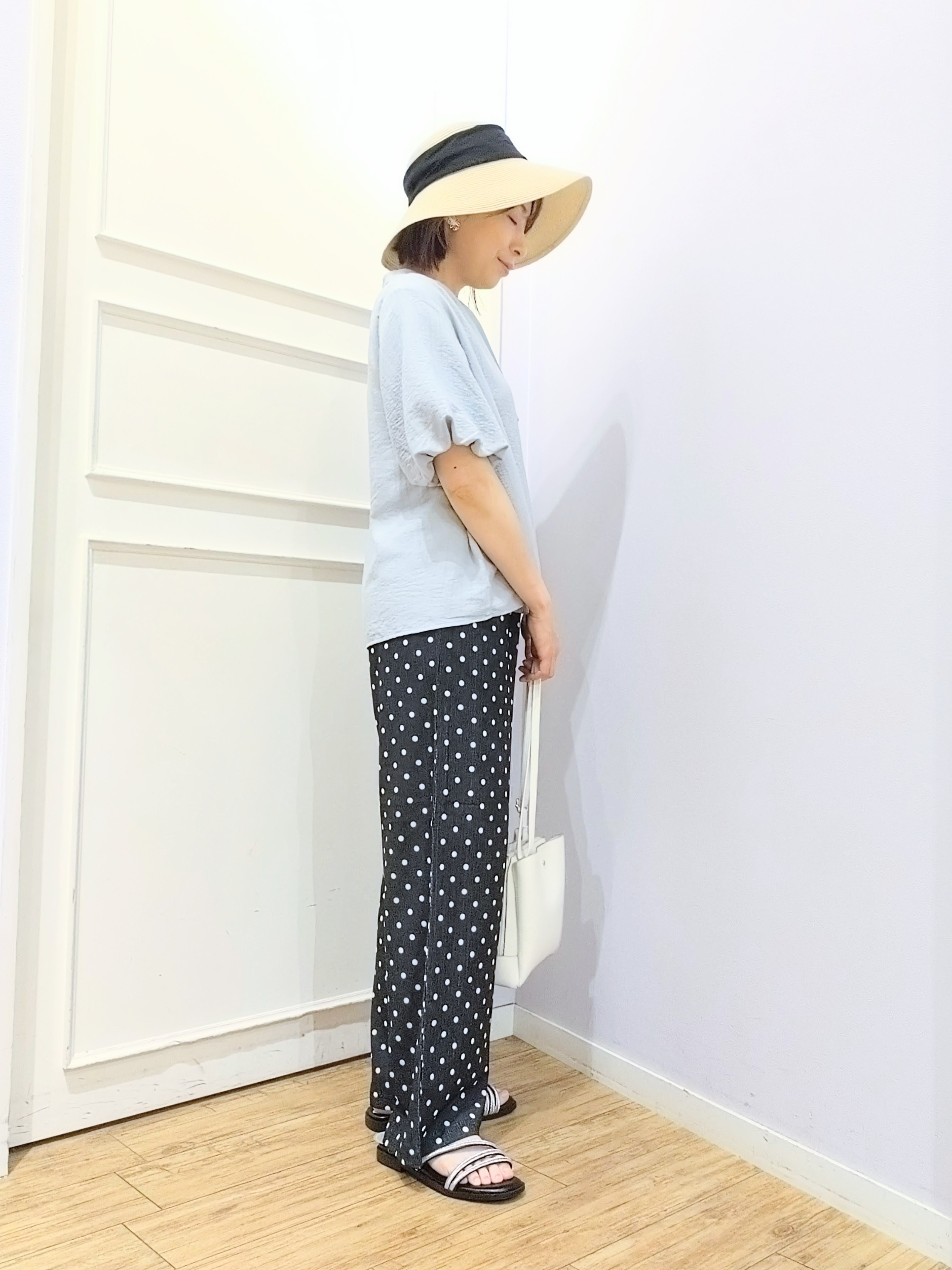 miomioさんの「SHOO･LA･RUE｜【洗濯機可】バルーンスリーブで二の腕カバー キーネック5分袖ブラウス」を使ったコーディネート