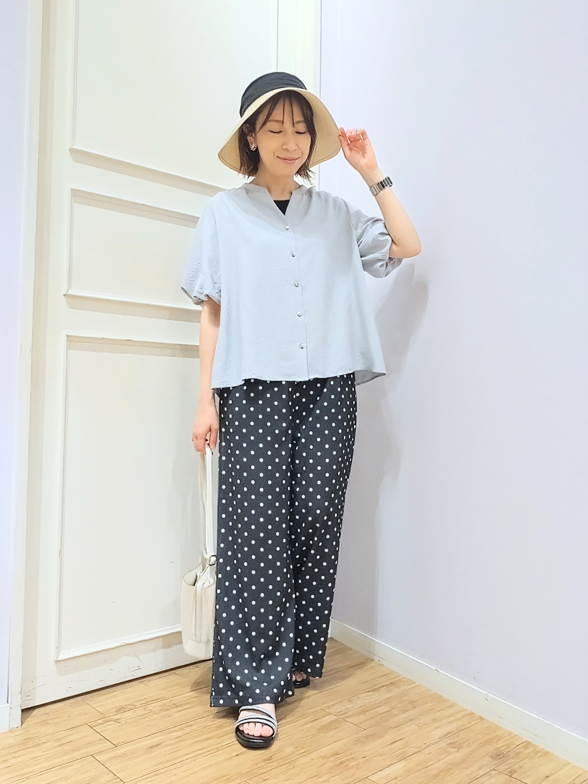 miomioさんの「SHOO･LA･RUE｜【洗濯機可】バルーンスリーブで二の腕カバー キーネック5分袖ブラウス」を使ったコーディネート