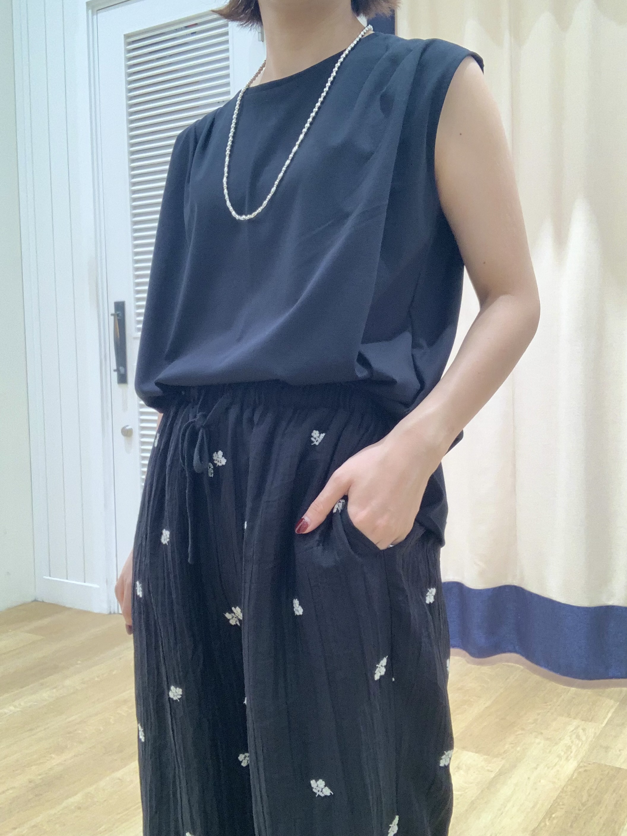 IMARIさんの「Dessin｜【接触冷感/UVカット】美光沢ノースリーブカットソー」を使ったコーディネート