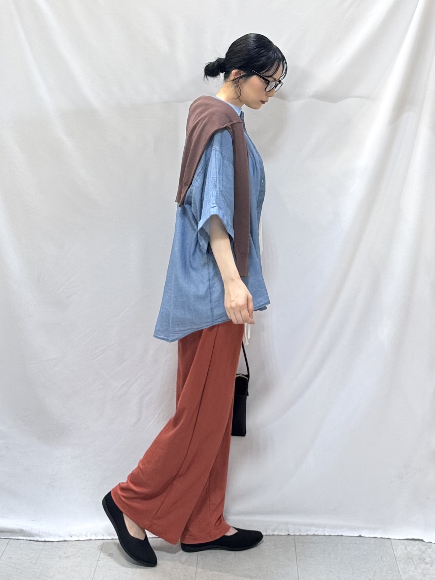 𝐇𝐢𝐫𝐨𝐦𝐢さんの「SHOO･LA･RUE｜【洗濯機可/S-LL】配色シフォン襟でサマ見え 上品シアーカーディガン」を使ったコーディネート
