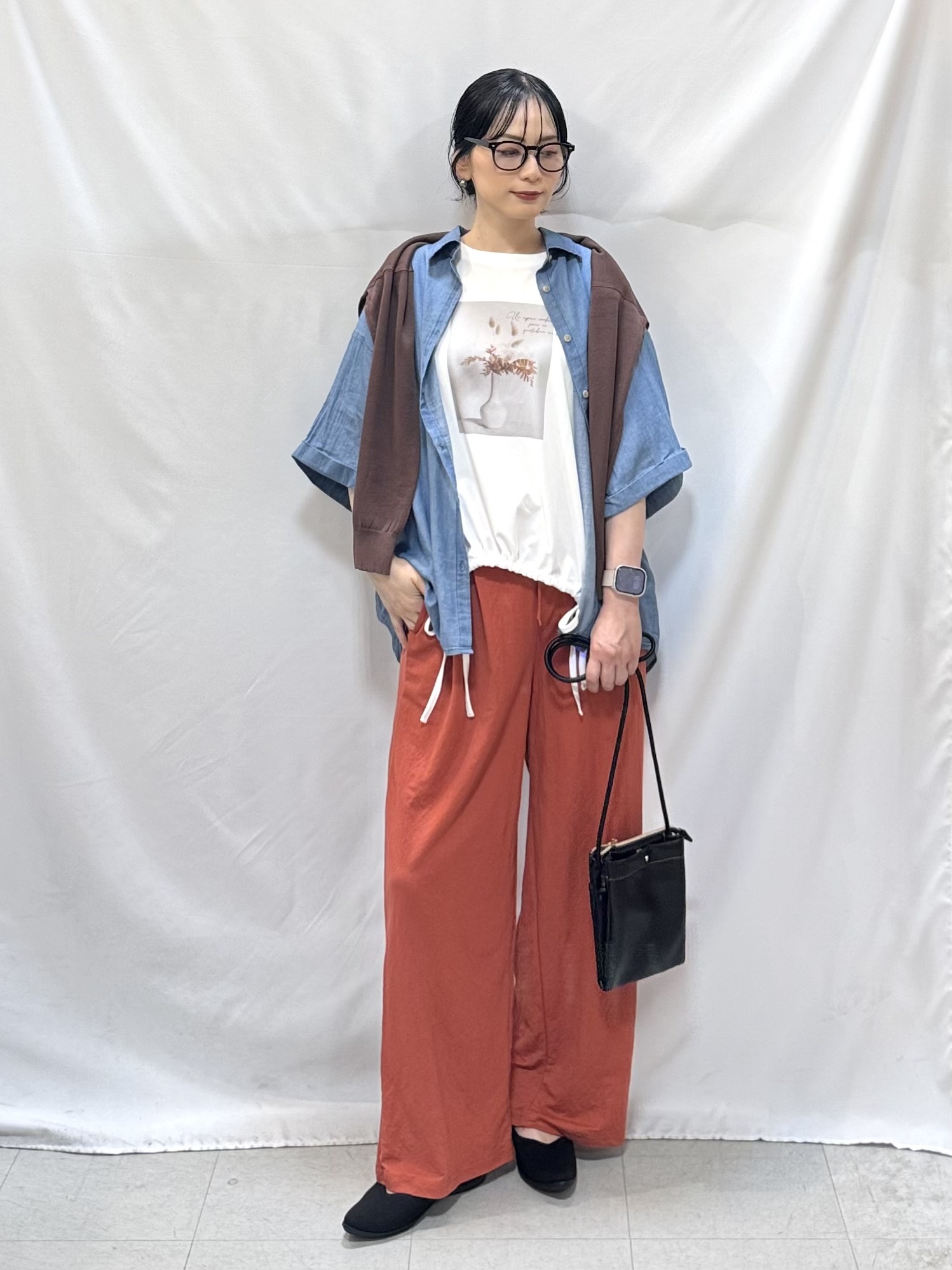 𝐇𝐢𝐫𝐨𝐦𝐢さんの「SHOO･LA･RUE｜【洗濯機可/S-LL】配色シフォン襟でサマ見え 上品シアーカーディガン」を使ったコーディネート