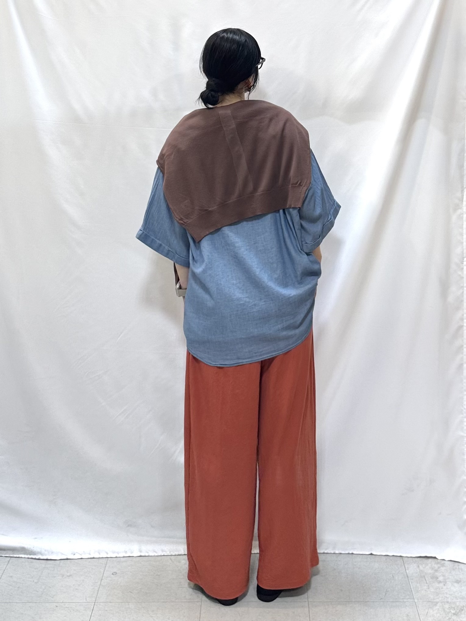 𝐇𝐢𝐫𝐨𝐦𝐢さんの「SHOO･LA･RUE｜【洗濯機可/S-LL】配色シフォン襟でサマ見え 上品シアーカーディガン」を使ったコーディネート