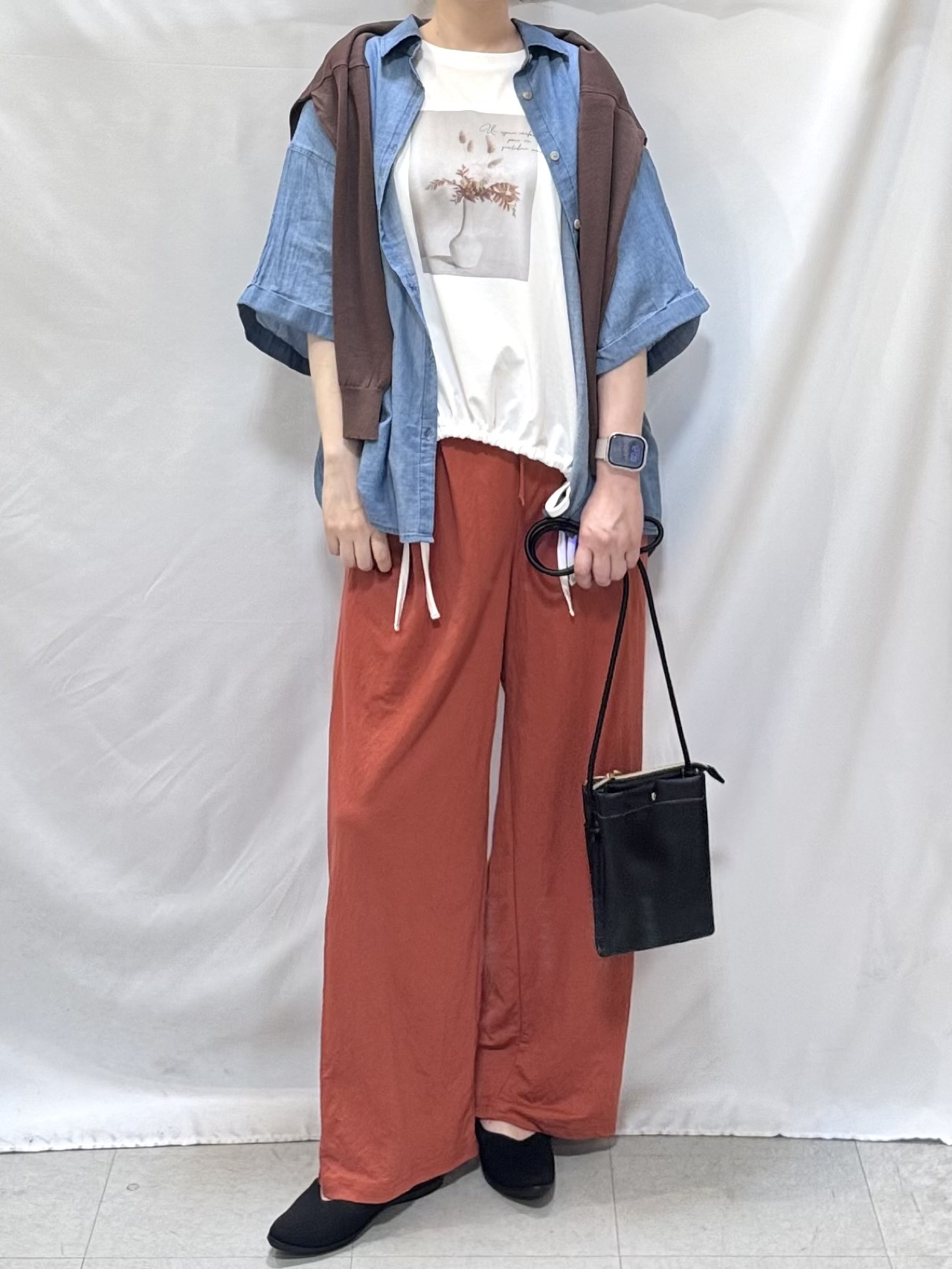 𝐇𝐢𝐫𝐨𝐦𝐢さんの「SHOO･LA･RUE｜【洗濯機可/S-LL】配色シフォン襟でサマ見え 上品シアーカーディガン」を使ったコーディネート