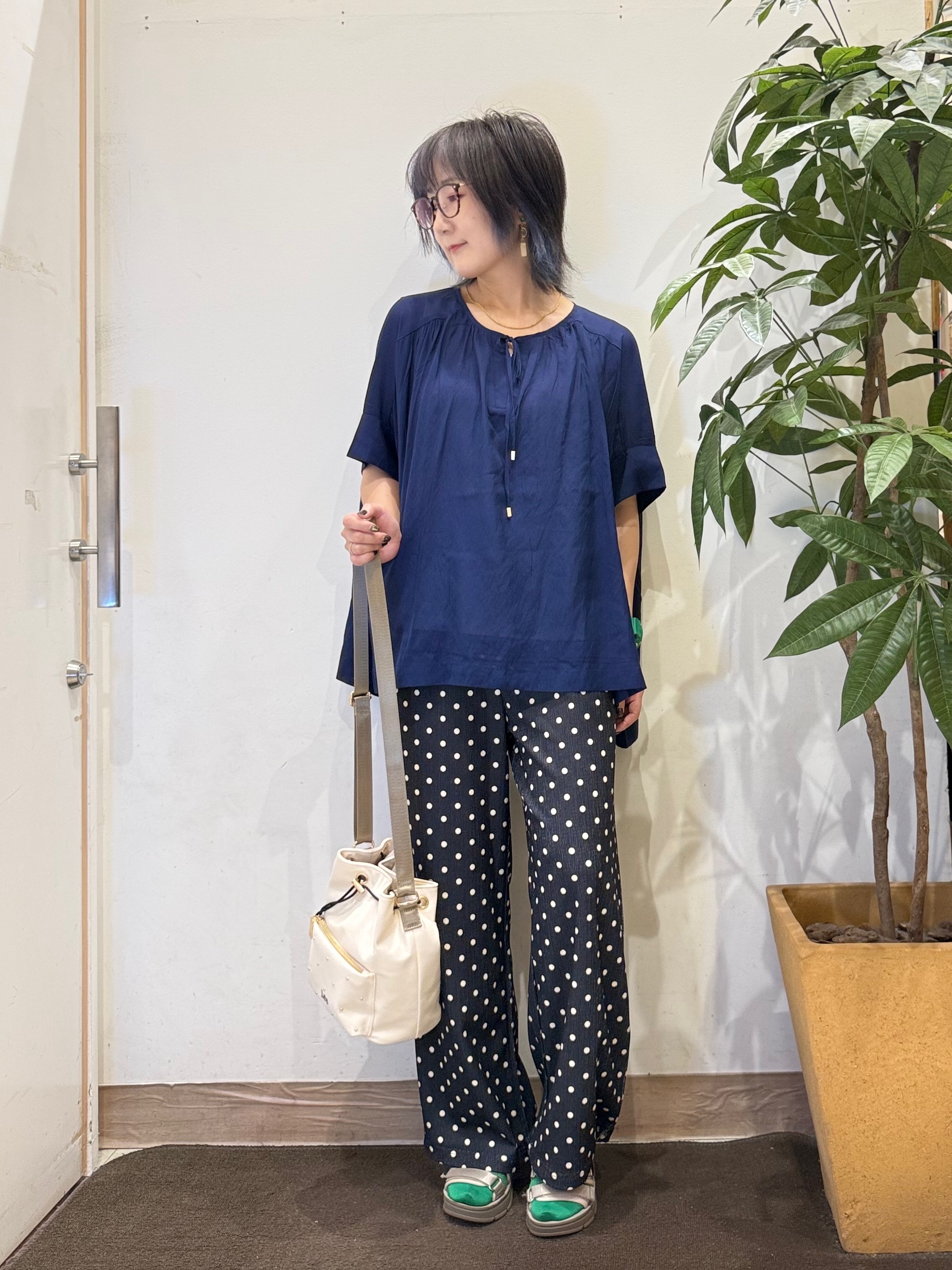 misakiさんの「SHOO･LA･RUE｜【2点セット/洗濯機可】大人の抜け感 インせず決まるリボン付きブラウス＆タンクトップ」を使ったコーディネート