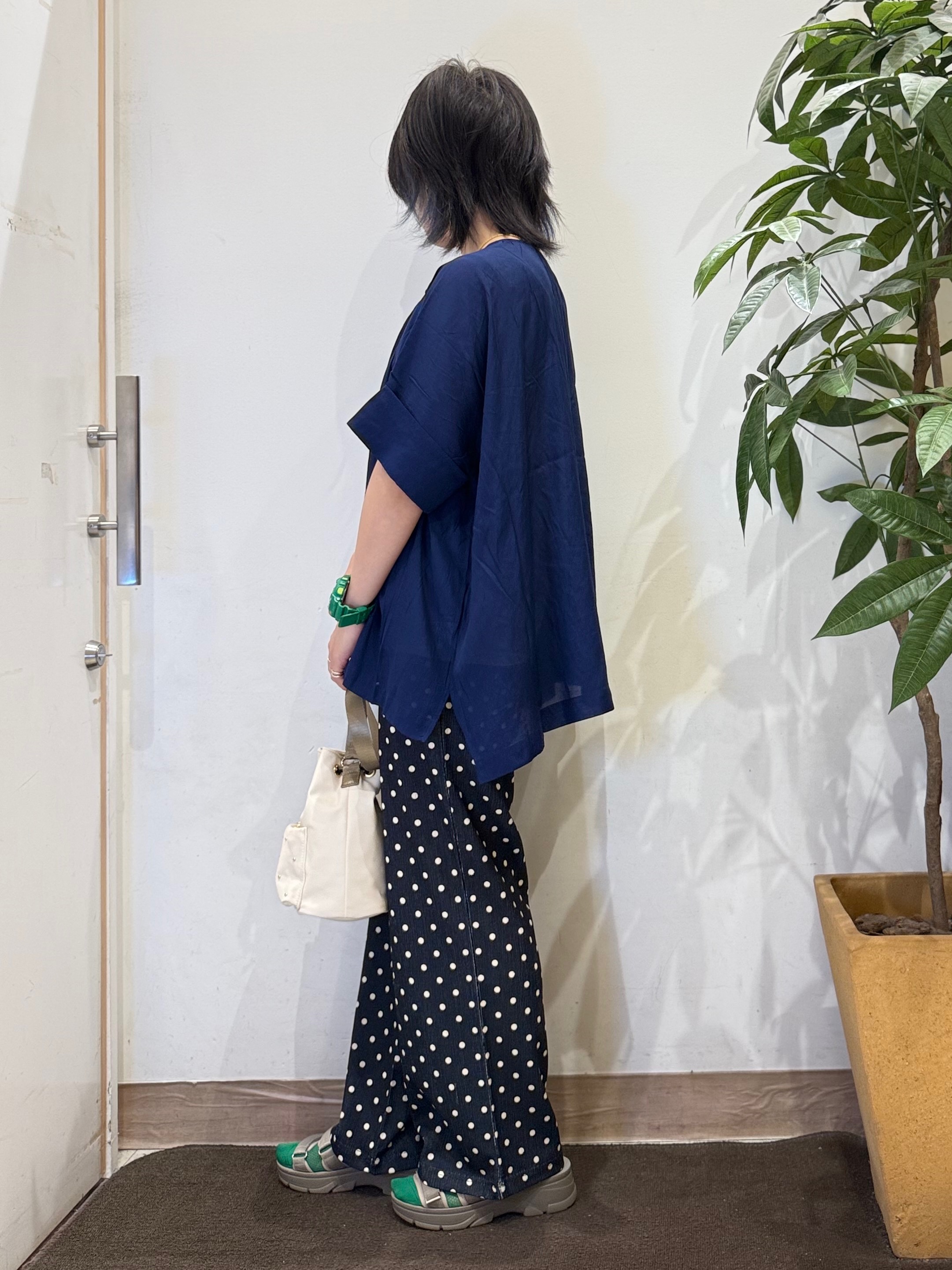 misakiさんの「SHOO･LA･RUE｜【2点セット/洗濯機可】大人の抜け感 インせず決まるリボン付きブラウス＆タンクトップ」を使ったコーディネート