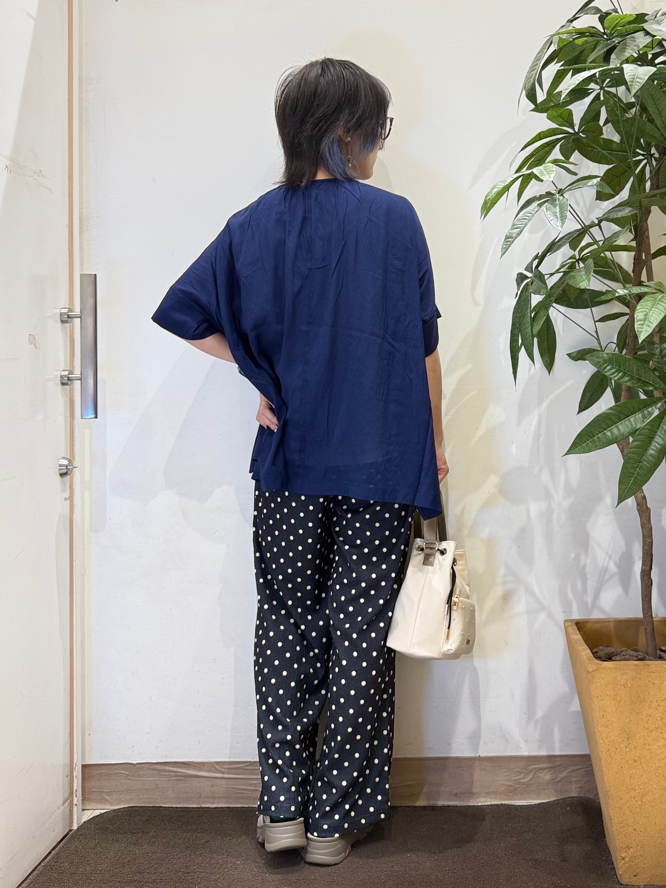 misakiさんの「SHOO･LA･RUE｜【2点セット/洗濯機可】大人の抜け感 インせず決まるリボン付きブラウス＆タンクトップ」を使ったコーディネート