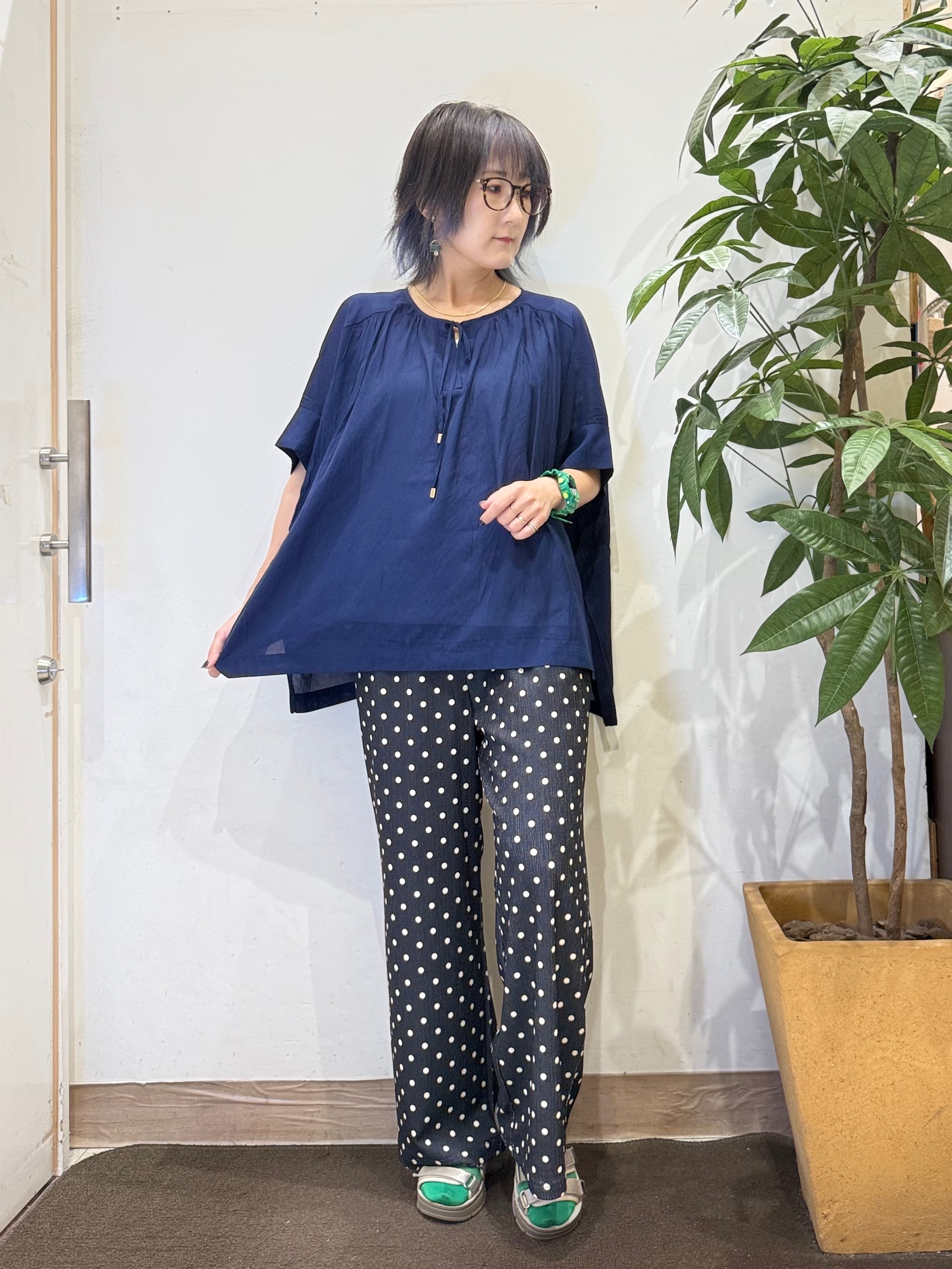 misakiさんの「SHOO･LA･RUE｜【2点セット/洗濯機可】大人の抜け感 インせず決まるリボン付きブラウス＆タンクトップ」を使ったコーディネート