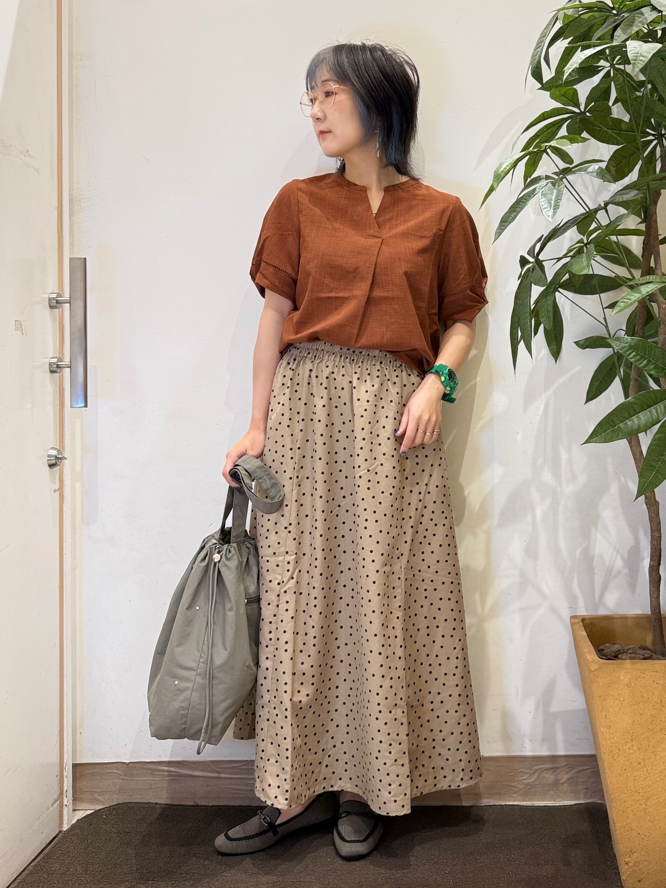 misakiさんの「SHOO･LA･RUE｜【洗濯後しわになりにくい/インせずきまる】シンプルだけど女性らしい 麻調スキッパーブラウス」を使ったコーディネート