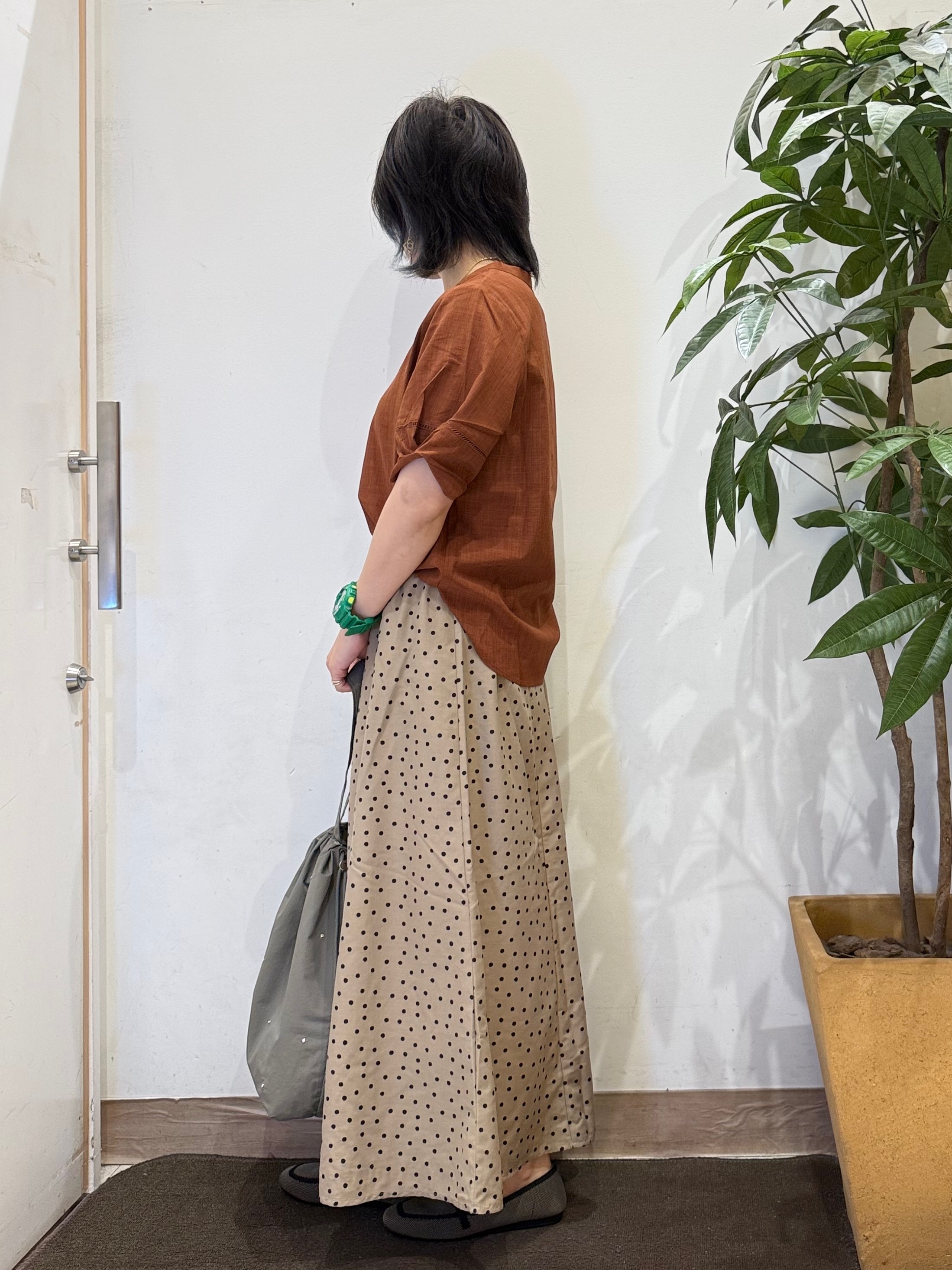 misakiさんの「SHOO･LA･RUE｜【洗濯後しわになりにくい/インせずきまる】シンプルだけど女性らしい 麻調スキッパーブラウス」を使ったコーディネート