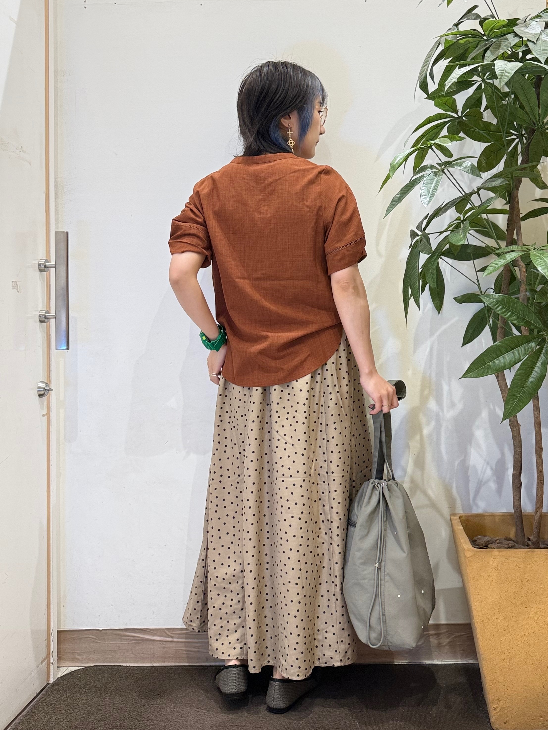 misakiさんの「SHOO･LA･RUE｜【洗濯後しわになりにくい/インせずきまる】シンプルだけど女性らしい 麻調スキッパーブラウス」を使ったコーディネート