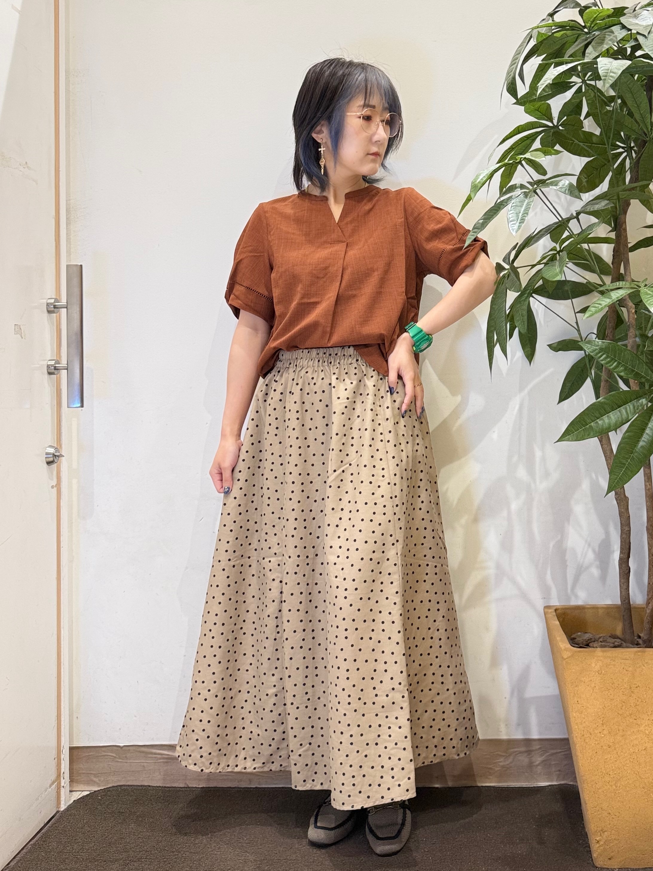 misakiさんの「SHOO･LA･RUE｜【洗濯後しわになりにくい/インせずきまる】シンプルだけど女性らしい 麻調スキッパーブラウス」を使ったコーディネート