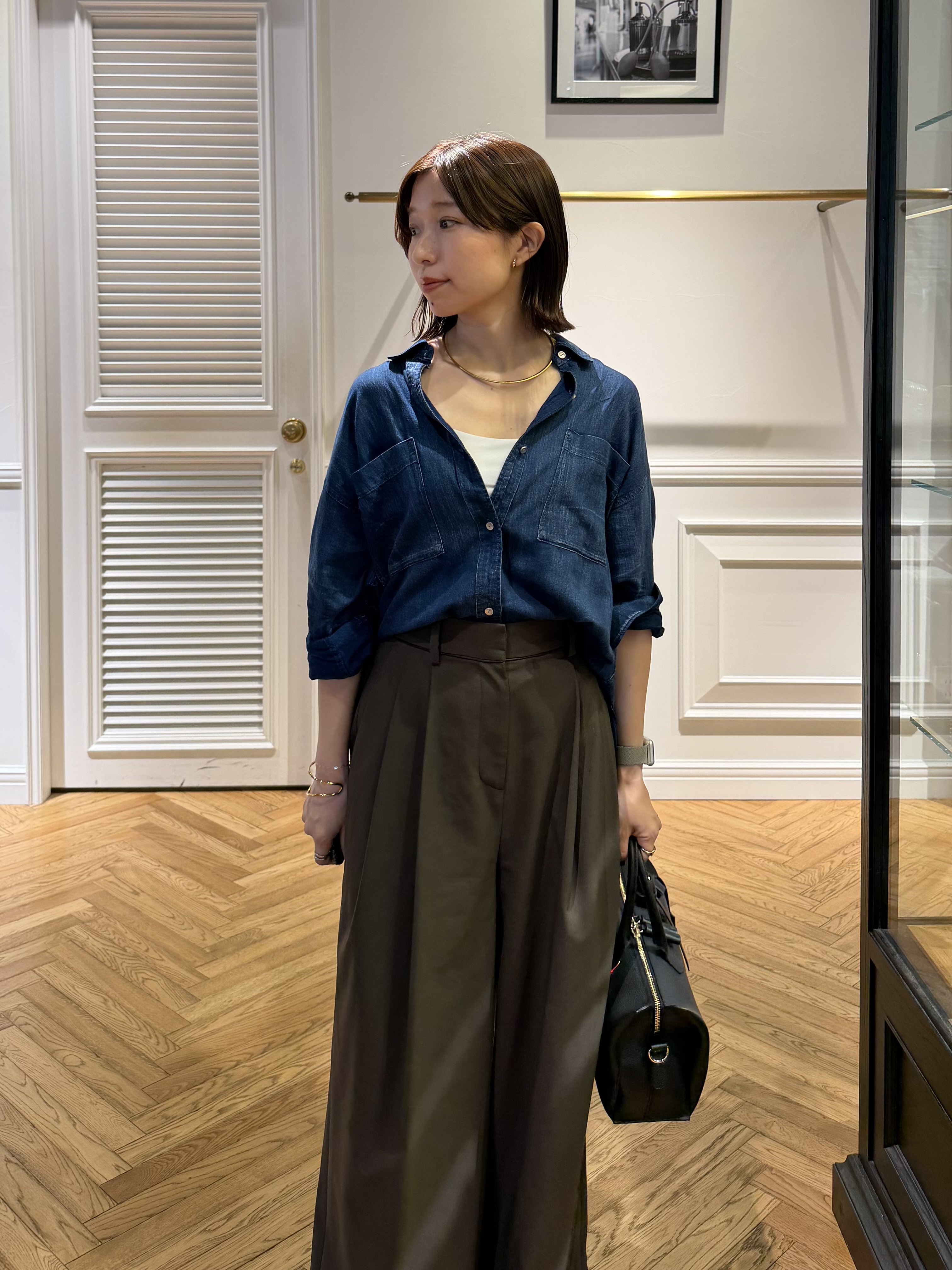 つじ まこさんの「DRESSTERIOR｜【涼しく着映え】シアーデニムシャツ」を使ったコーディネート