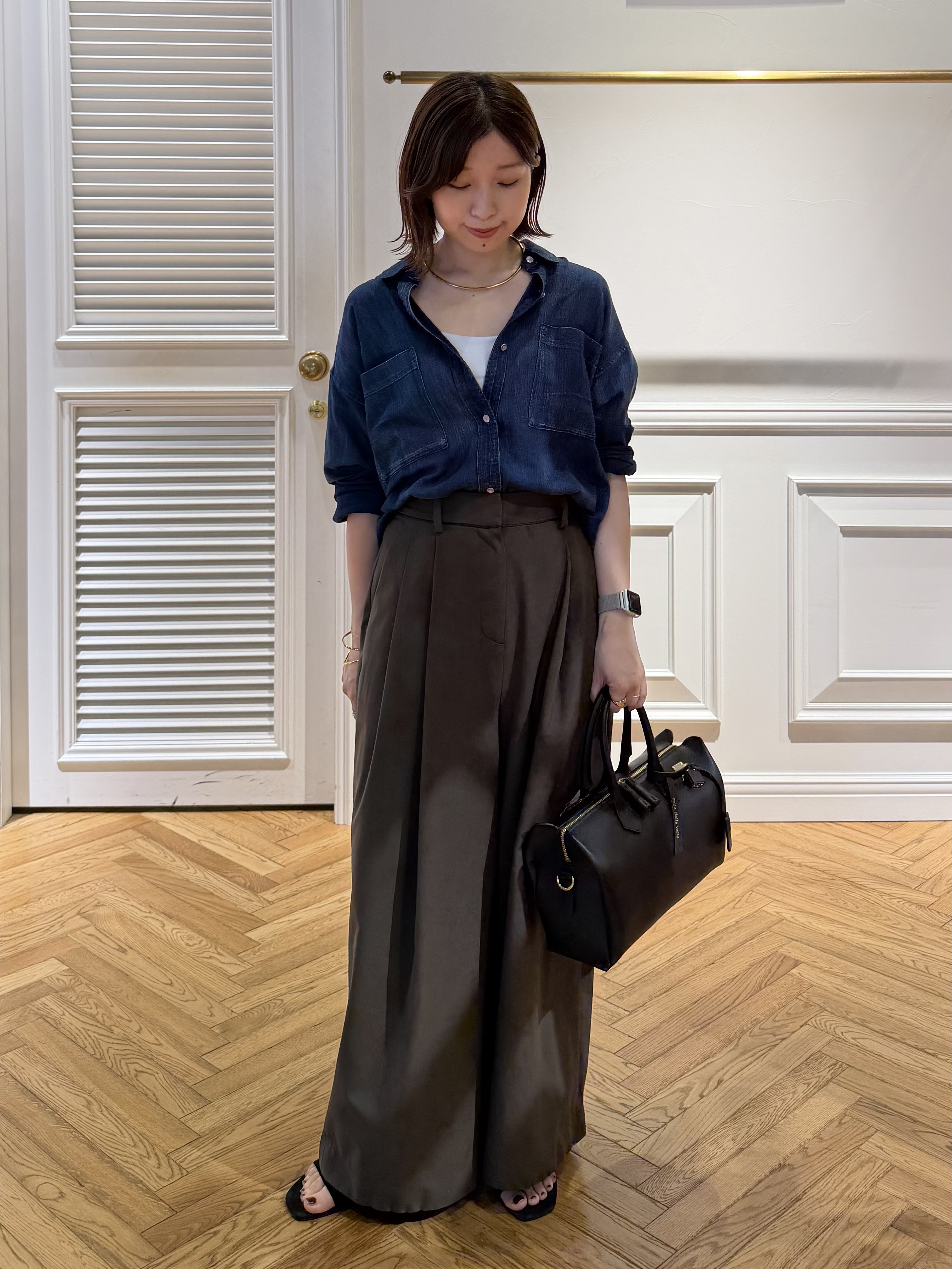 つじ まこさんの「DRESSTERIOR｜【涼しく着映え】シアーデニムシャツ」を使ったコーディネート