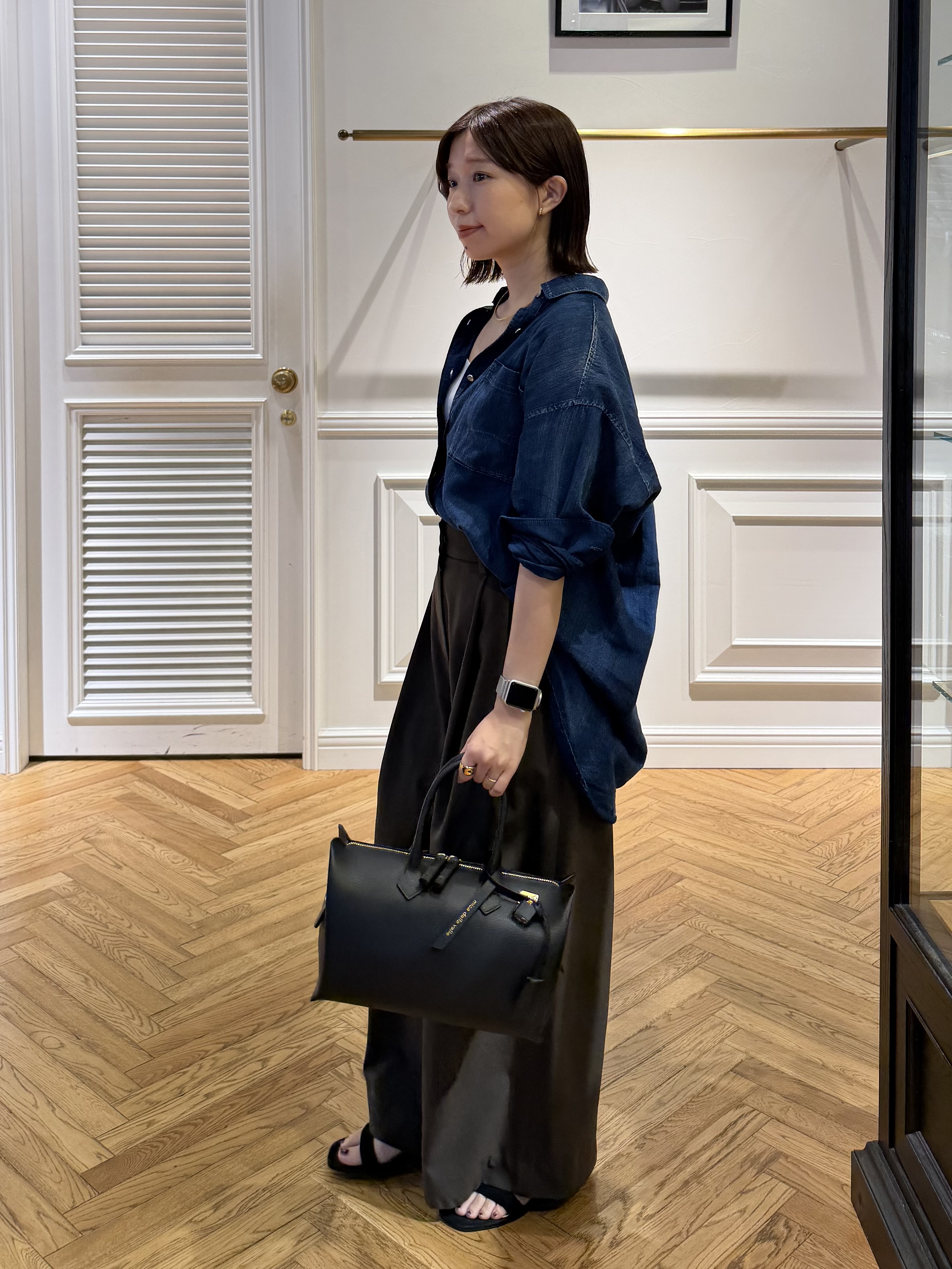 つじ まこさんの「DRESSTERIOR｜【涼しく着映え】シアーデニムシャツ」を使ったコーディネート