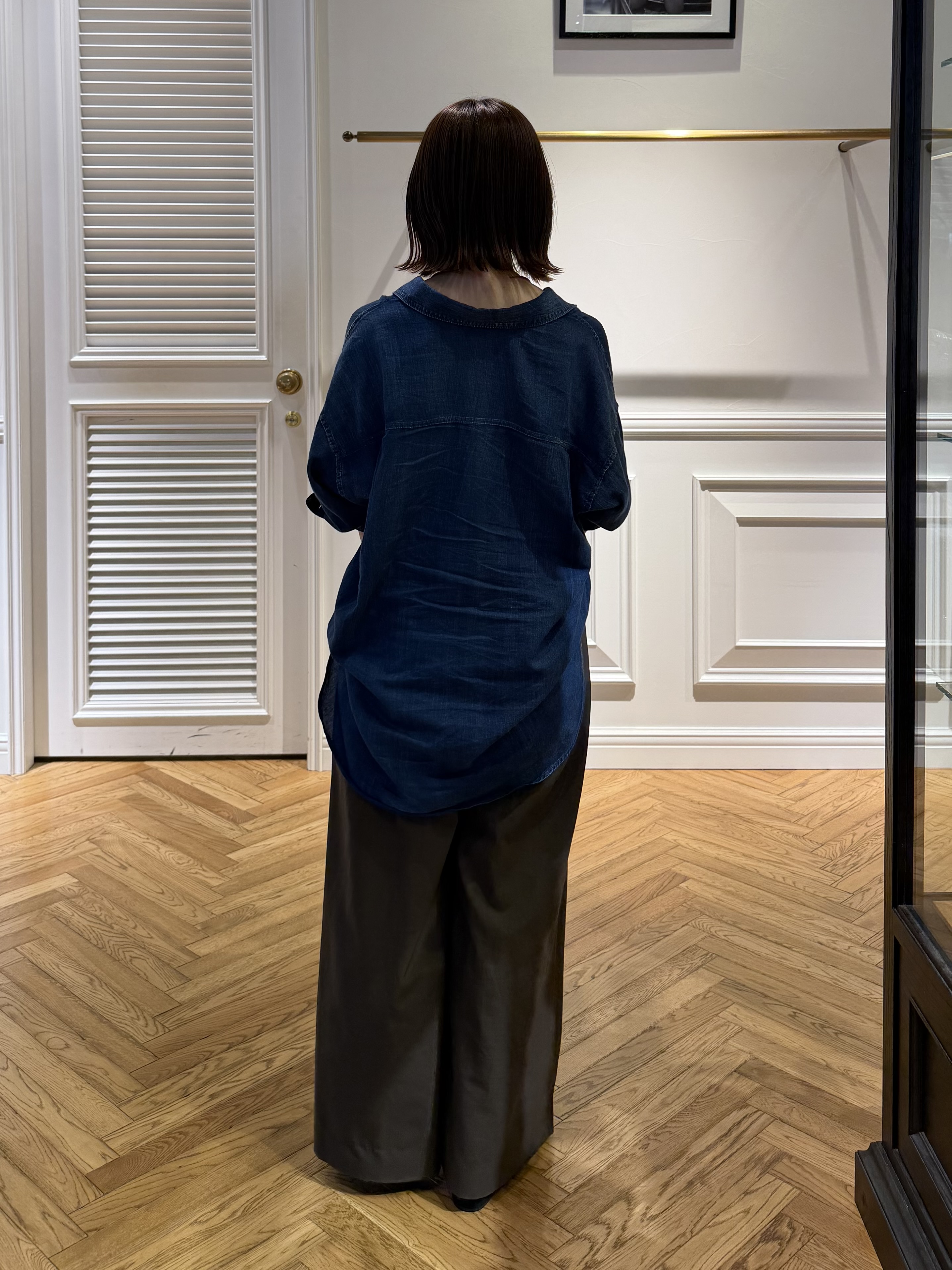 つじ まこさんの「DRESSTERIOR｜【涼しく着映え】シアーデニムシャツ」を使ったコーディネート