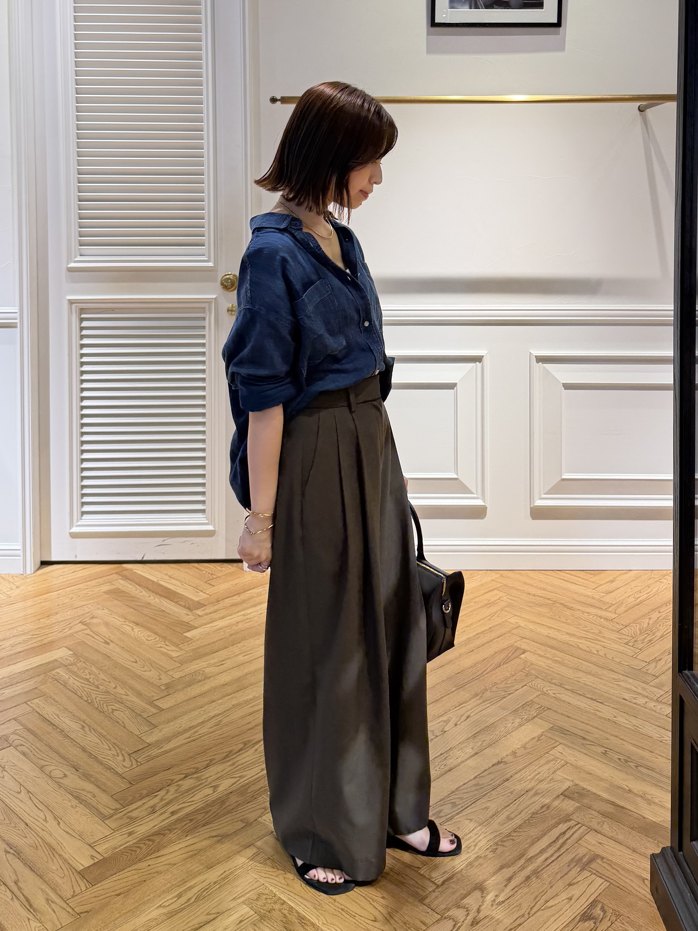 つじ まこさんの「DRESSTERIOR｜【涼しく着映え】シアーデニムシャツ」を使ったコーディネート