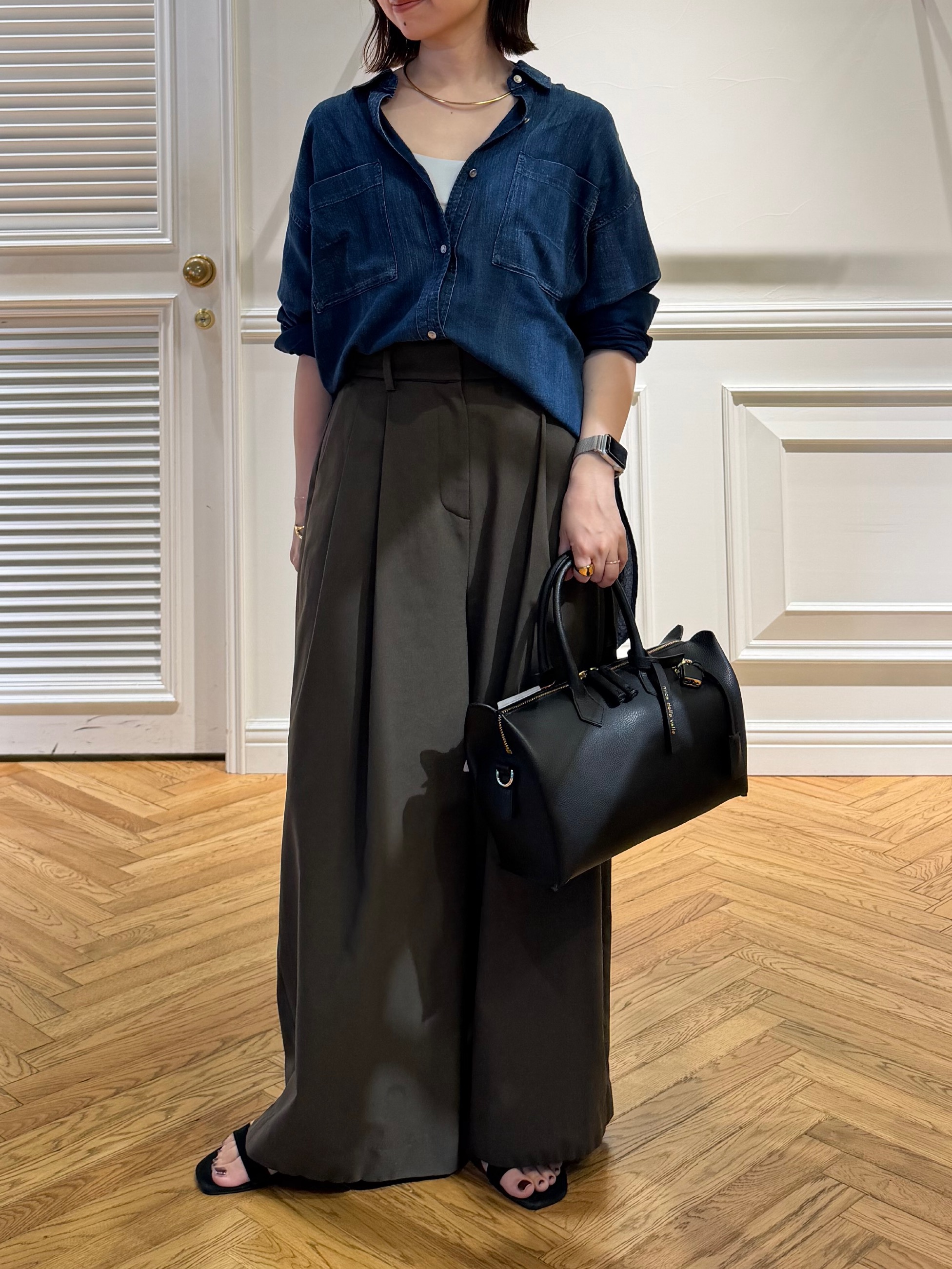 つじ まこさんの「DRESSTERIOR｜【涼しく着映え】シアーデニムシャツ」を使ったコーディネート
