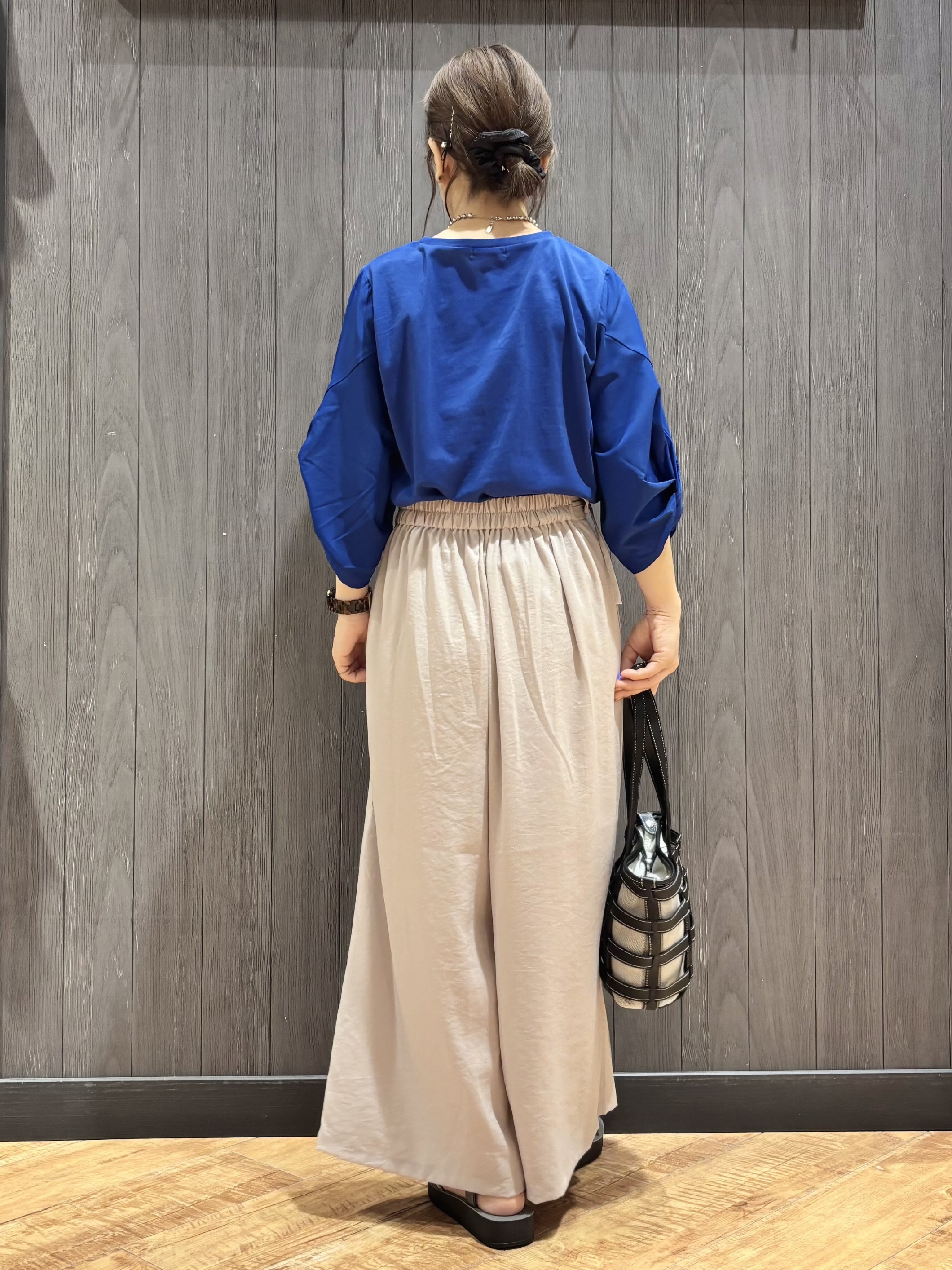 meiさんの「SHOO･LA･RUE｜【S-LL/洗濯機可/二の腕カバー】楽に上品見え ツイストスリーブトップス」を使ったコーディネート