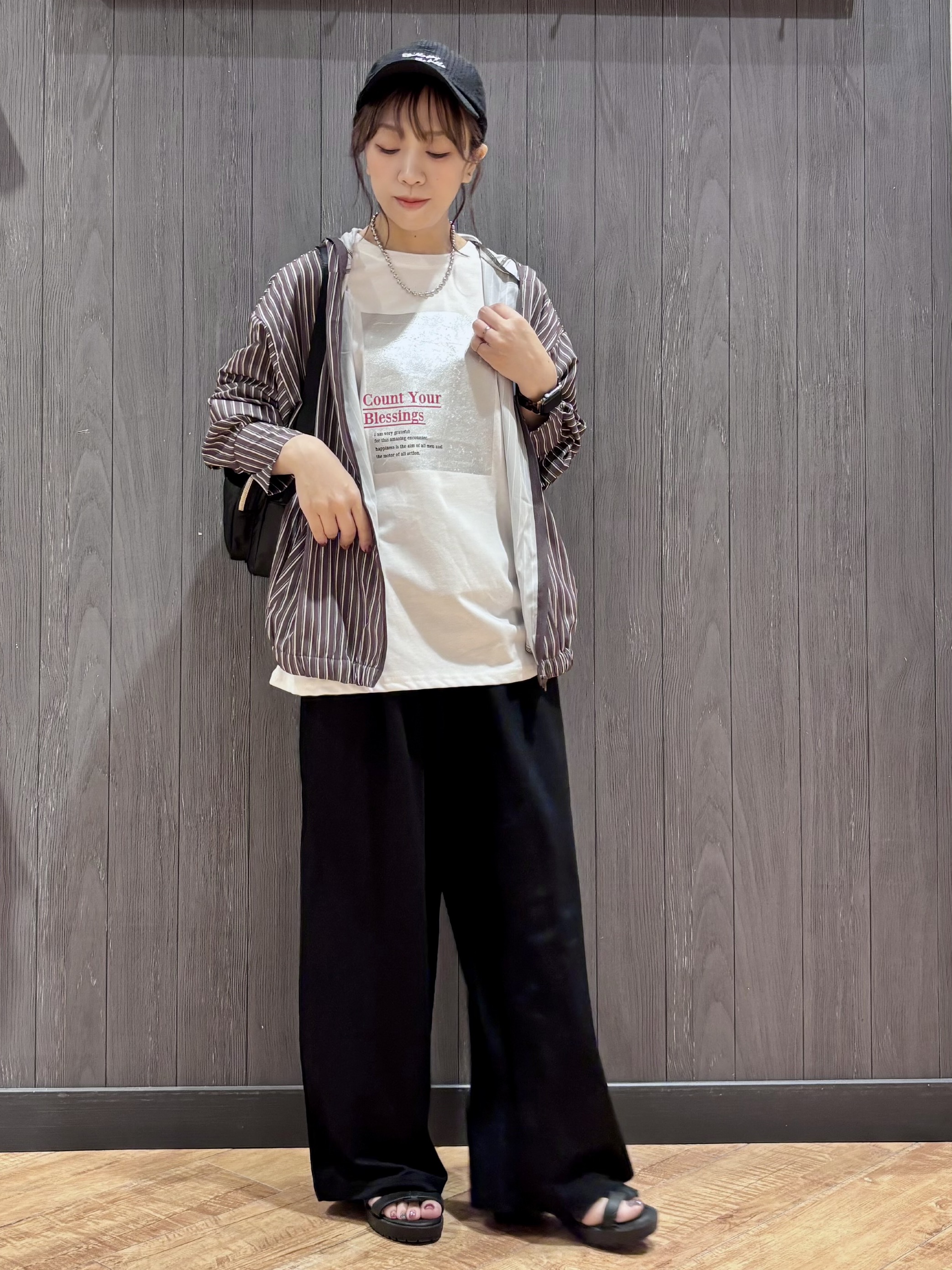 meiさんの「SHOO･LA･RUE｜【洗濯後しわになりにくい/S-LL】お顔も手の甲もしっかりカバー　日よけ・指穴付きUVパーカ」を使ったコーディネート