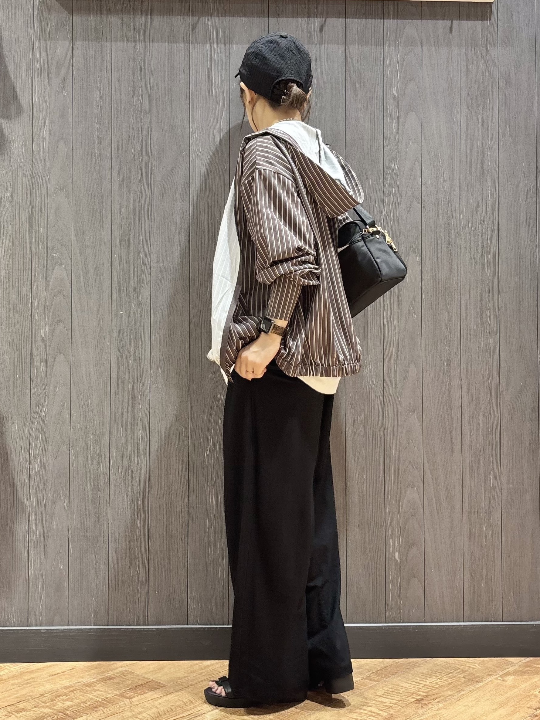 meiさんの「SHOO･LA･RUE｜【洗濯後しわになりにくい/S-LL】お顔も手の甲もしっかりカバー　日よけ・指穴付きUVパーカ」を使ったコーディネート