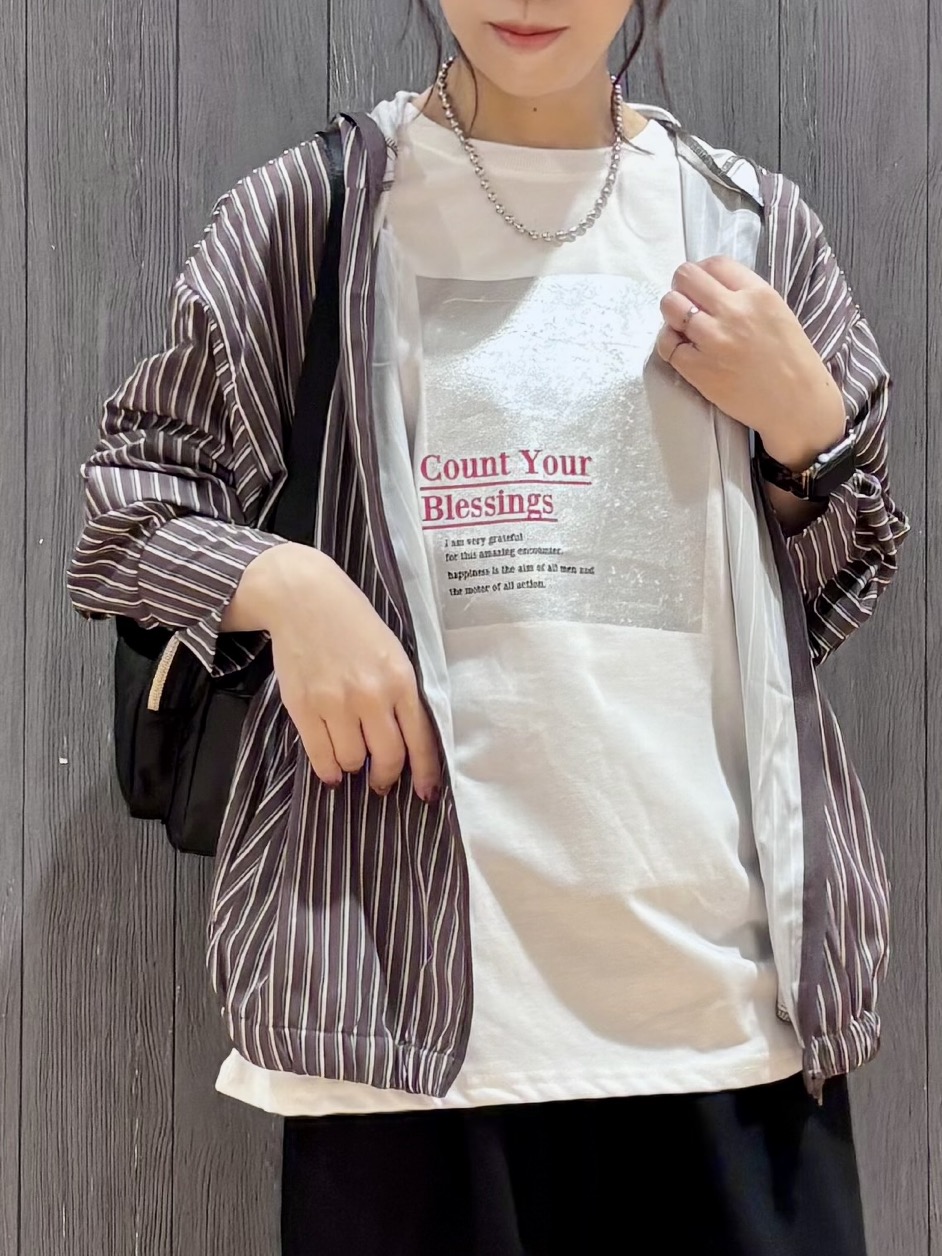 meiさんの「SHOO･LA･RUE｜【洗濯後しわになりにくい/S-LL】お顔も手の甲もしっかりカバー　日よけ・指穴付きUVパーカ」を使ったコーディネート