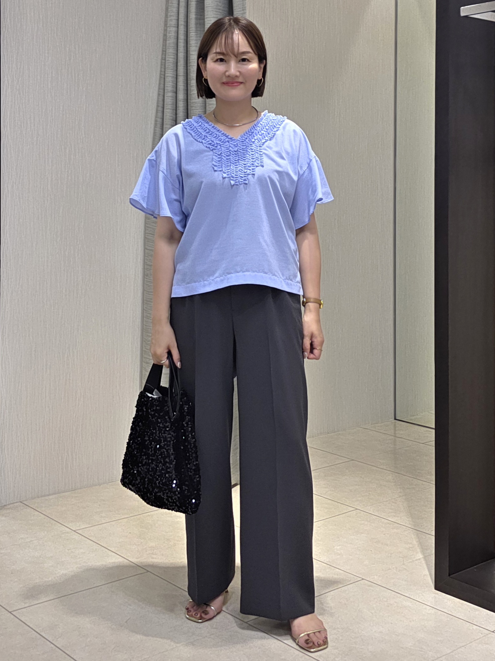 naokoさんの「UNTITLED｜【接触冷感/通気性/洗える】Vネックフリルブラウス」を使ったコーディネート