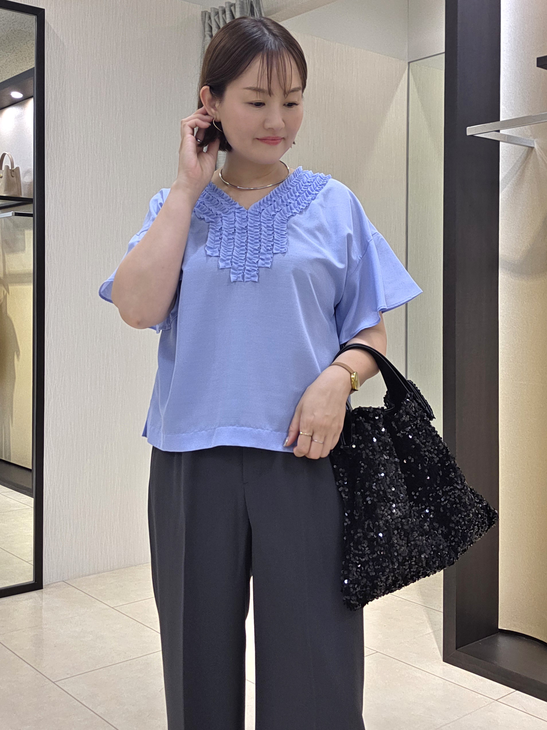 naokoさんの「UNTITLED｜【接触冷感/通気性/洗える】Vネックフリルブラウス」を使ったコーディネート