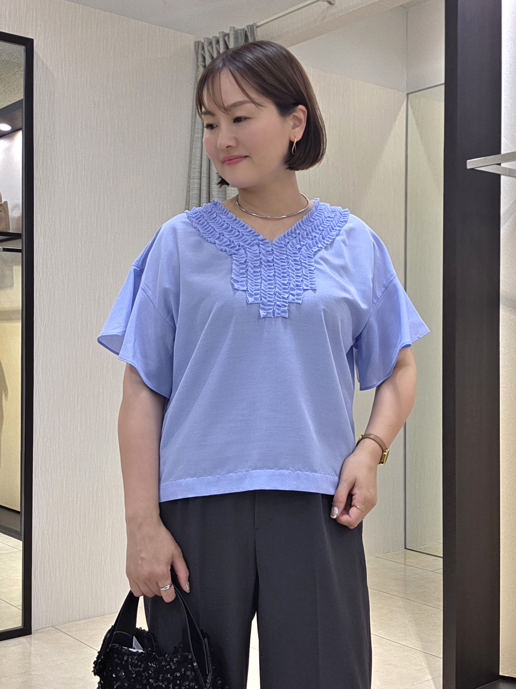 naokoさんの「UNTITLED｜【接触冷感/通気性/洗える】Vネックフリルブラウス」を使ったコーディネート