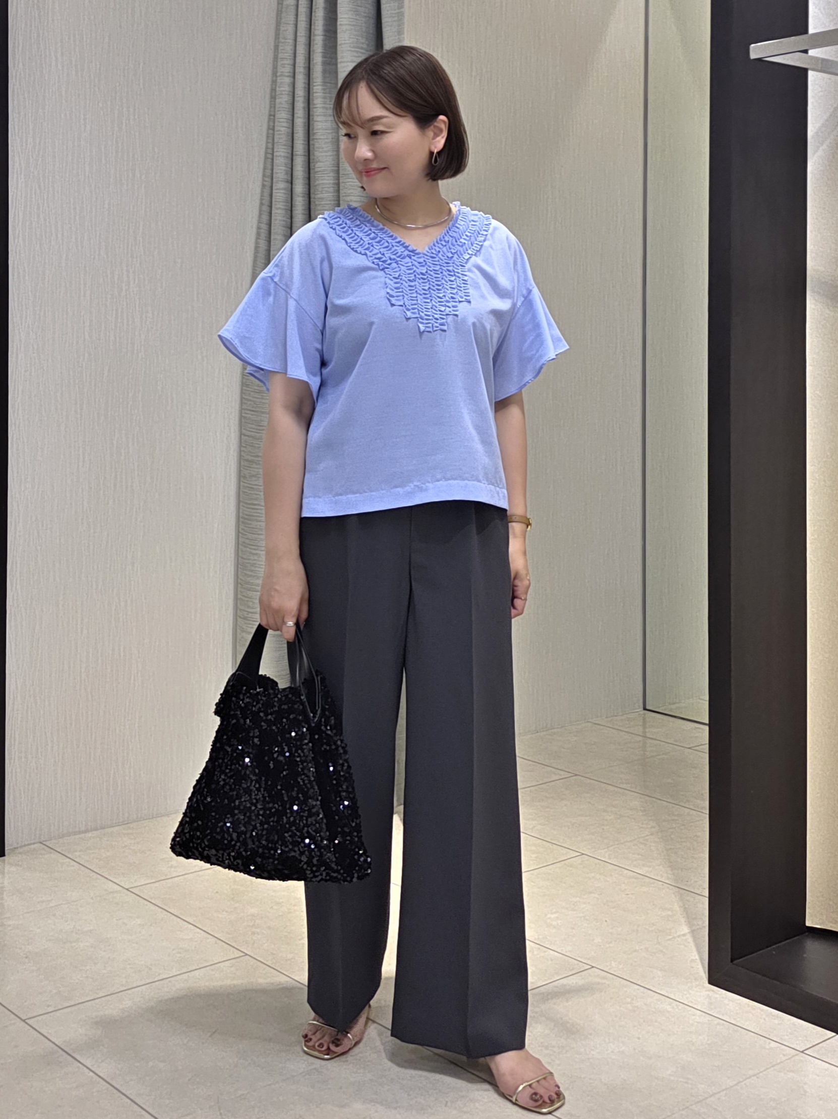 naokoさんの「UNTITLED｜【接触冷感/通気性/洗える】Vネックフリルブラウス」を使ったコーディネート