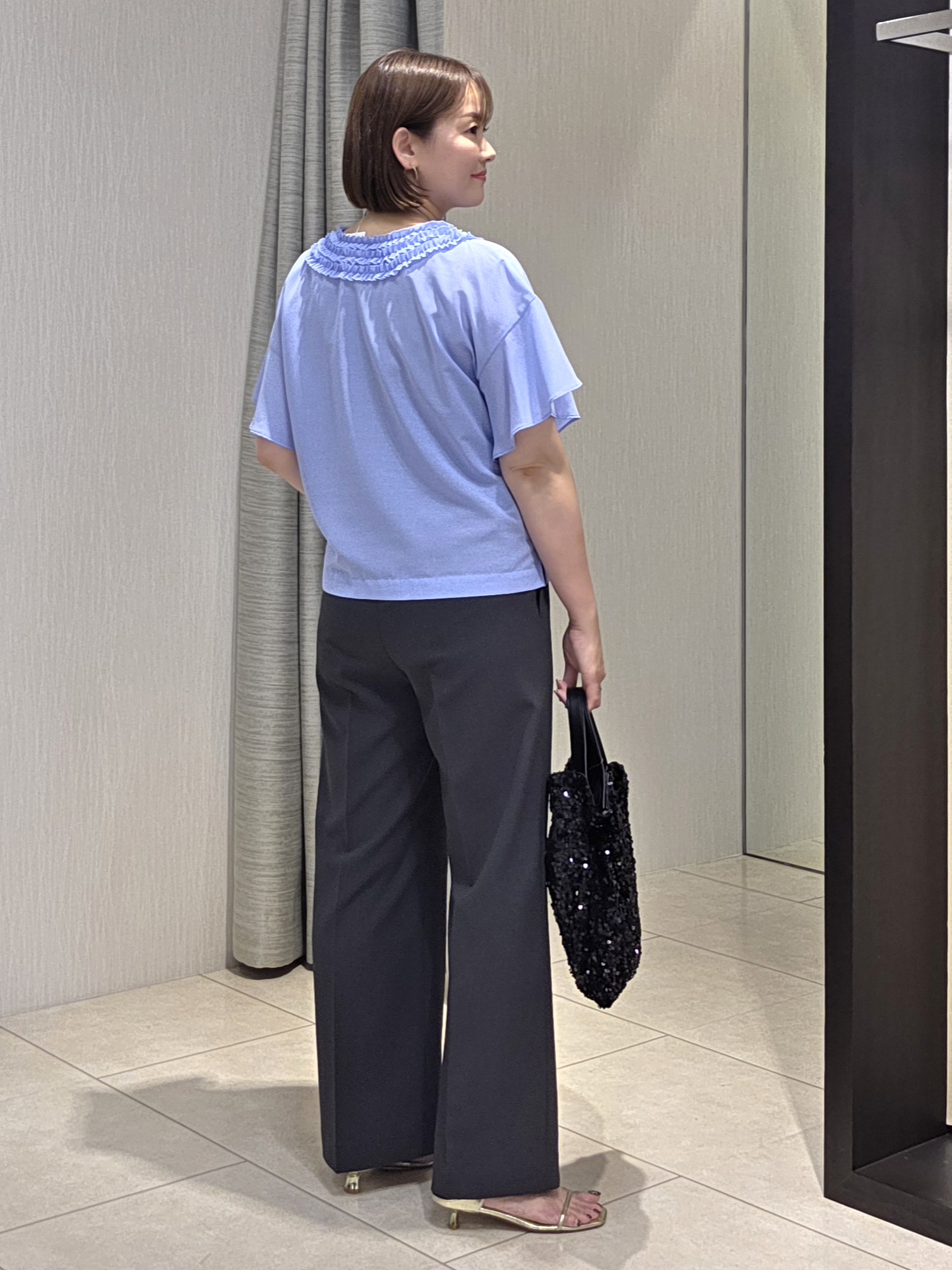 naokoさんの「UNTITLED｜【接触冷感/通気性/洗える】Vネックフリルブラウス」を使ったコーディネート