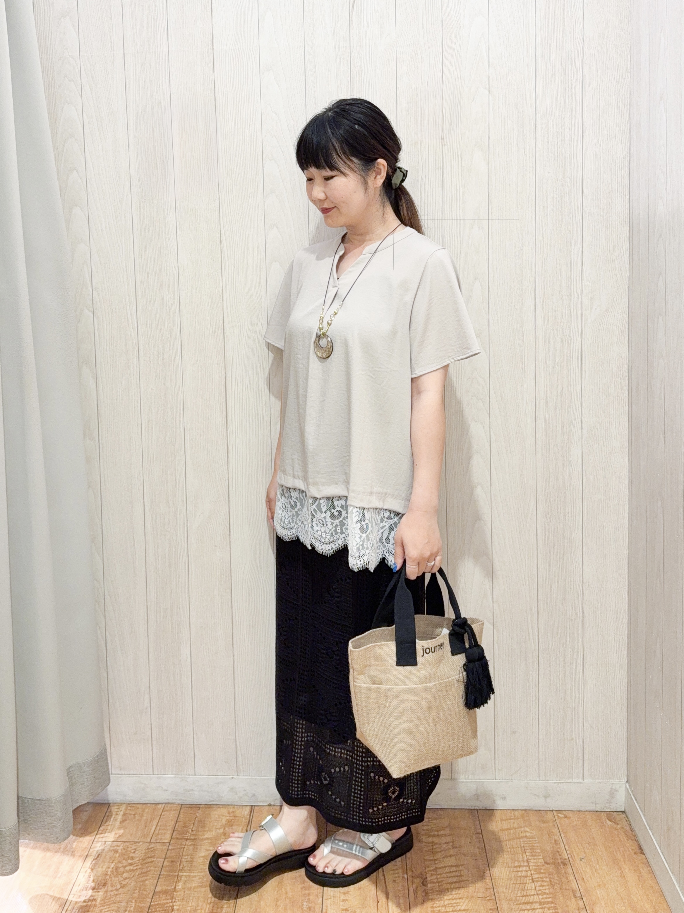 愛さんの「SHOO･LA･RUE｜【S-LL/洗濯機可】軽凛(かろりん) 楽に着られて上品 裾レーススキッパーブラウス」を使ったコーディネート