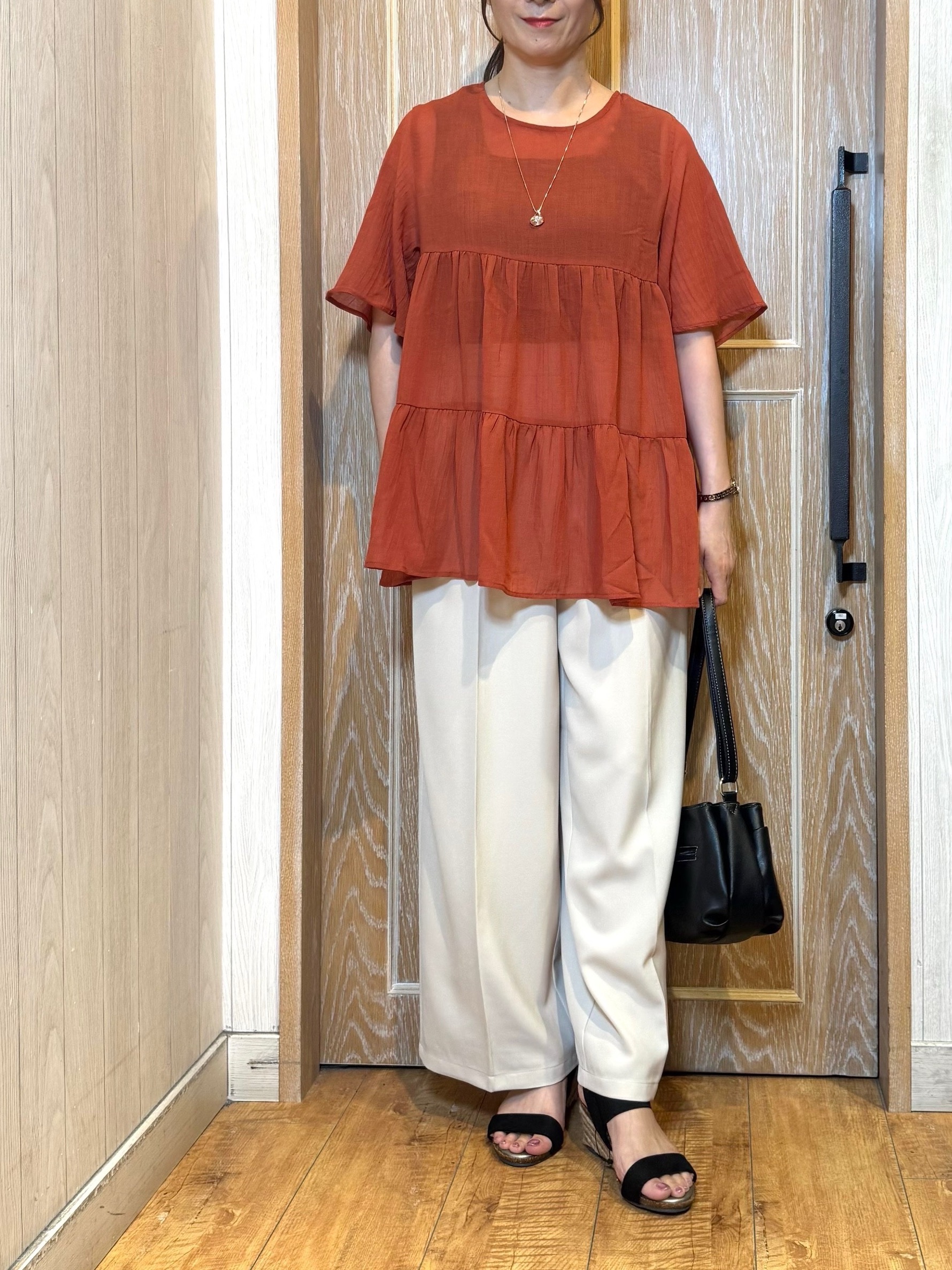 KAORIさんの「SHOO･LA･RUE｜【洗濯機可/S-LL】インせず着られる シアー素材が上品なティアードブラウス」を使ったコーディネート